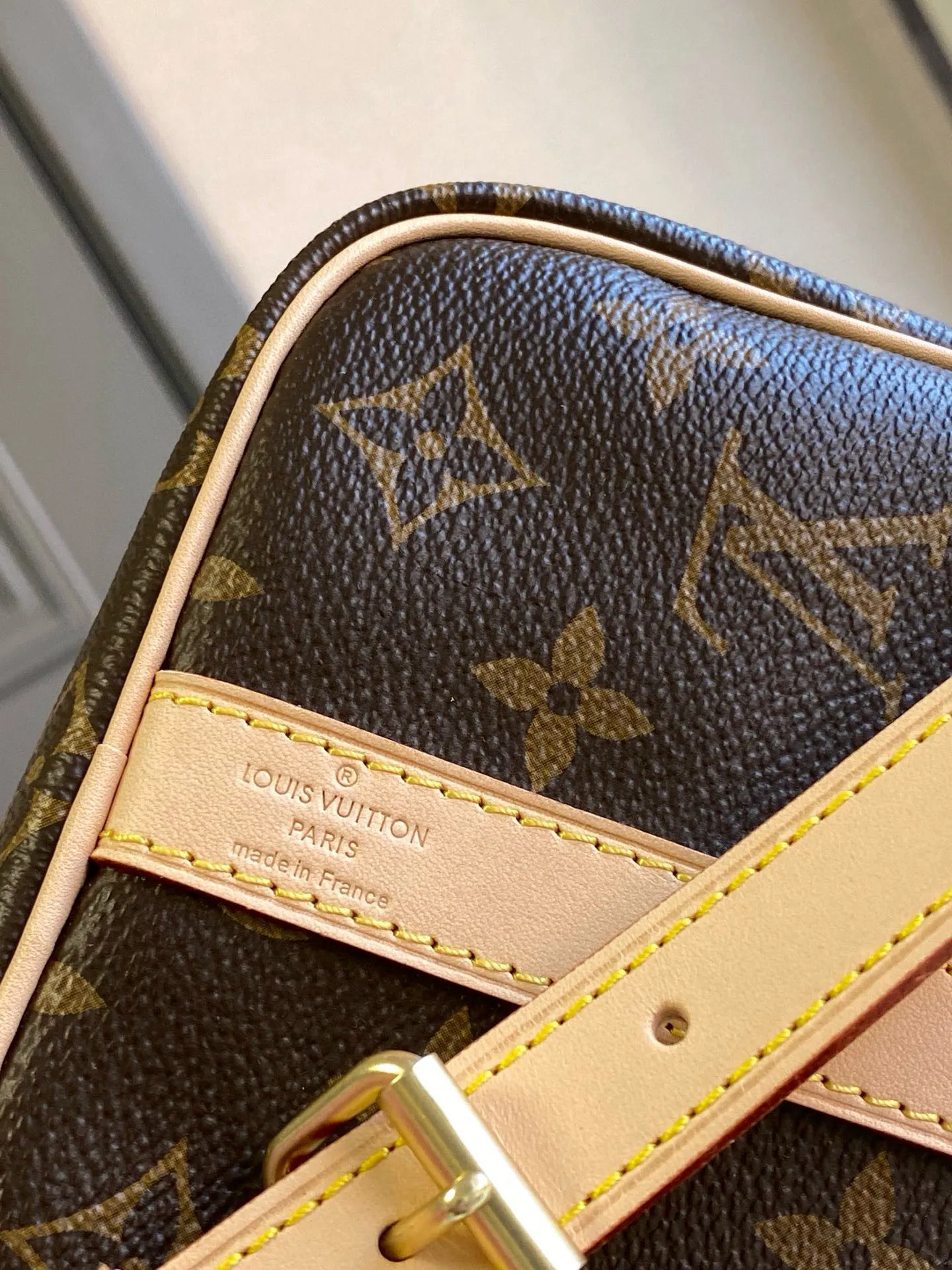 💰760 Top original order M41113 SPEEDY 25 handbag (with shoulder strap) The Speedy 25 handbag is an ideal urban handbag. Iconic shape and classic Monogram canvas, combined with multiple carrying options and luxurious natural cowhide leather trim give the bag a fashion-forward feel. Detailed Features 25 x 19 x 15 cm (Length x Height x Width) Shiny gold-tone hardware and padlock Lockable double zipper closure Internal pocket D-ring for keys and accessories Soft fabric lining Shoulder strap: removable, adjustable Strap half-length: 46.5 cm Half-length strap adjustable to: 55.0 cm Handle: double handle
