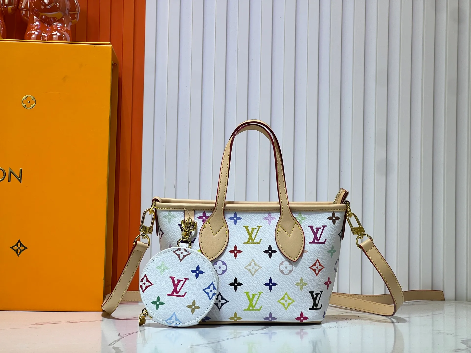 Batch 280💰M46705 NEVERFULL BB handbag white tricolor Takashi Murakami co-branded Neverfull classic handbag, explore the exquisite details inside the bag The redesigned inner bag is equipped with details inspired by the Louis Vuitton archives The pocket is lined with linen fabric Removable zipper clutch with the same color inner bag Natural cowhide trim Shining gold metal hardware Handle: size 24.14.9cm