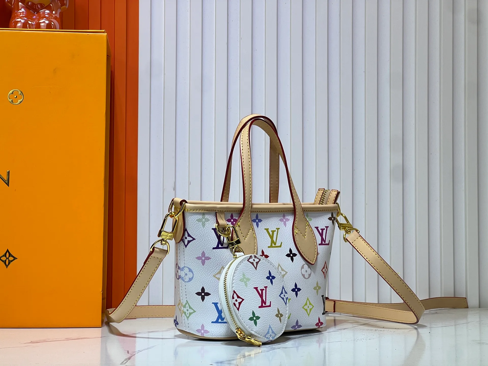 Batch 280💰M46705 NEVERFULL BB handbag white tricolor Takashi Murakami co-branded Neverfull classic handbag, explore the exquisite details inside the bag The redesigned inner bag is equipped with details inspired by the Louis Vuitton archives The pocket is lined with linen fabric Removable zipper clutch with the same color inner bag Natural cowhide trim Shining gold metal hardware Handle: size 24.14.9cm