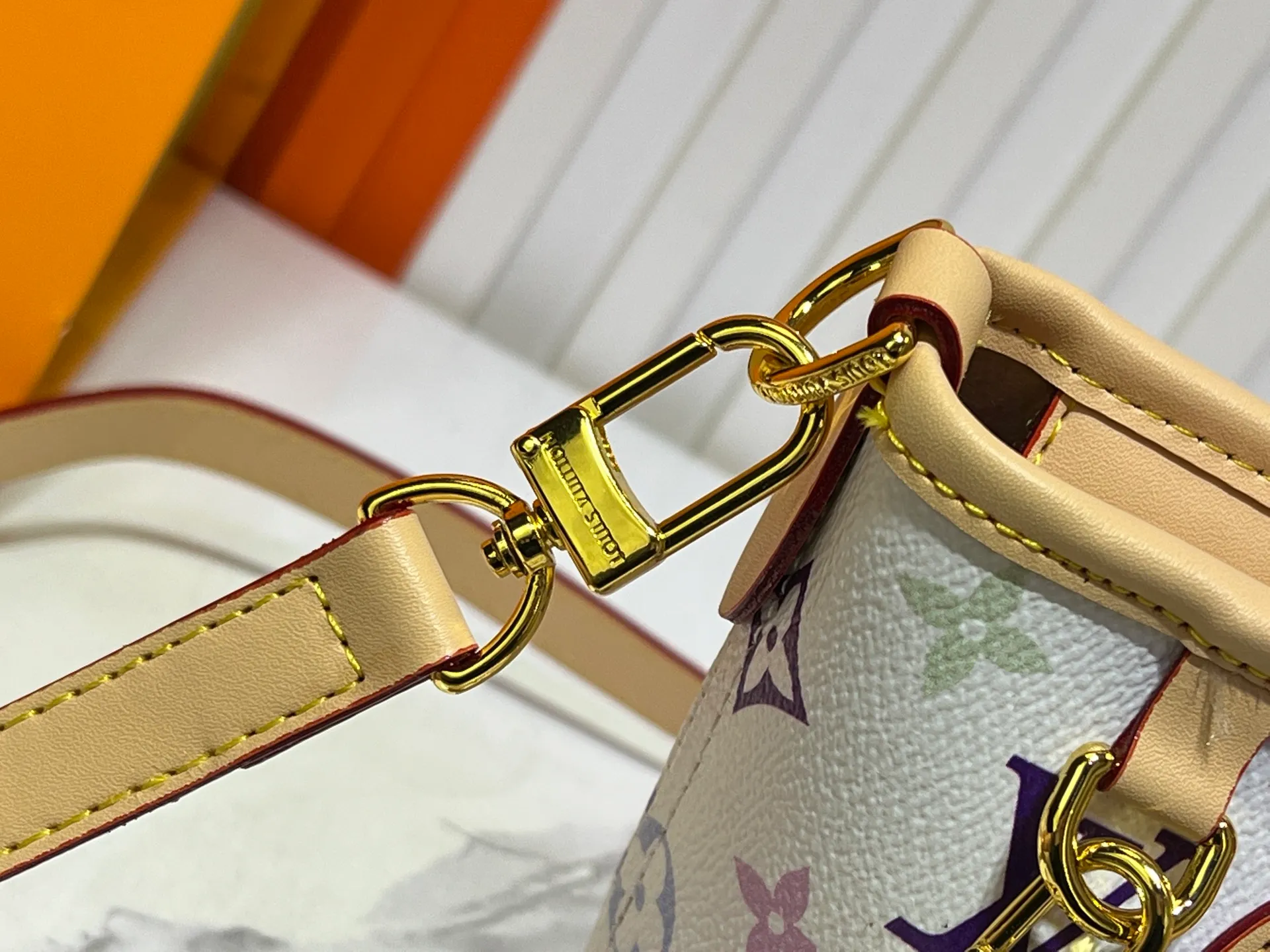 Batch 280💰M46705 NEVERFULL BB handbag white tricolor Takashi Murakami co-branded Neverfull classic handbag, explore the exquisite details inside the bag The redesigned inner bag is equipped with details inspired by the Louis Vuitton archives The pocket is lined with linen fabric Removable zipper clutch with the same color inner bag Natural cowhide trim Shining gold metal hardware Handle: size 24.14.9cm