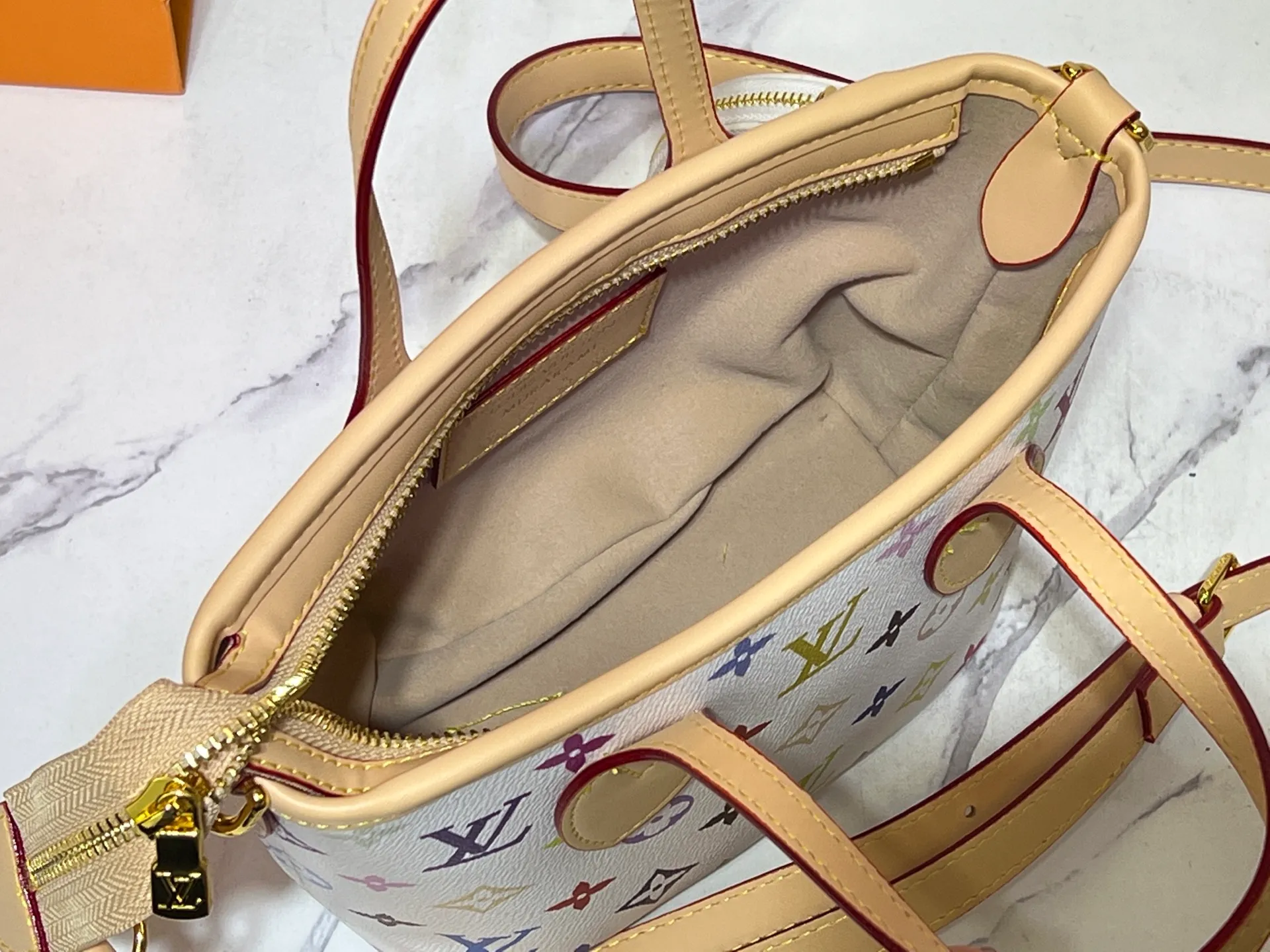 Batch 280💰M46705 NEVERFULL BB handbag white tricolor Takashi Murakami co-branded Neverfull classic handbag, explore the exquisite details inside the bag The redesigned inner bag is equipped with details inspired by the Louis Vuitton archives The pocket is lined with linen fabric Removable zipper clutch with the same color inner bag Natural cowhide trim Shining gold metal hardware Handle: size 24.14.9cm