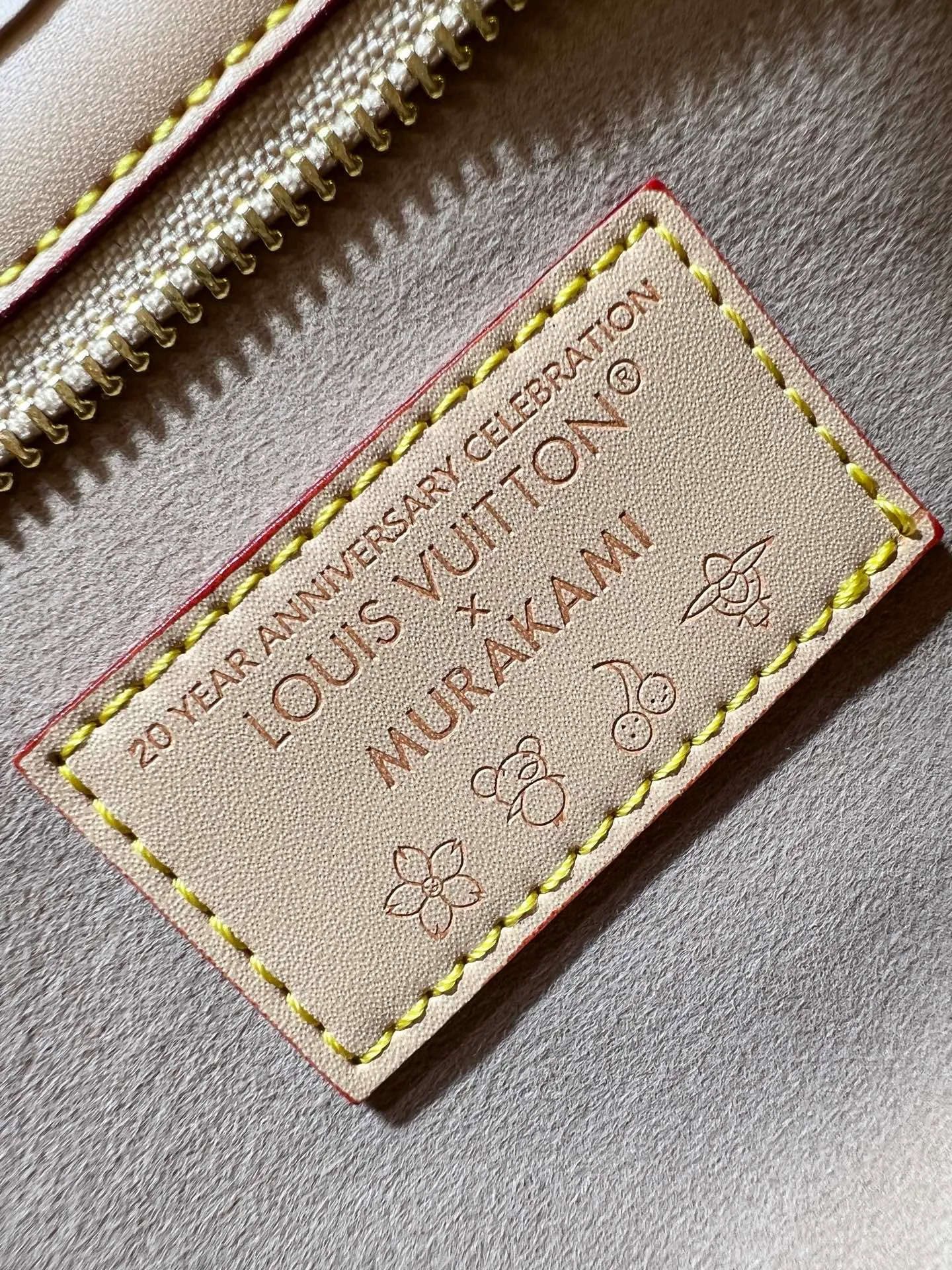 Batch 280💰M46705 NEVERFULL BB handbag white tricolor Takashi Murakami co-branded Neverfull classic handbag, explore the exquisite details inside the bag The redesigned inner bag is equipped with details inspired by the Louis Vuitton archives The pocket is lined with linen fabric Removable zipper clutch with the same color inner bag Natural cowhide trim Shining gold metal hardware Handle: size 24.14.9cm