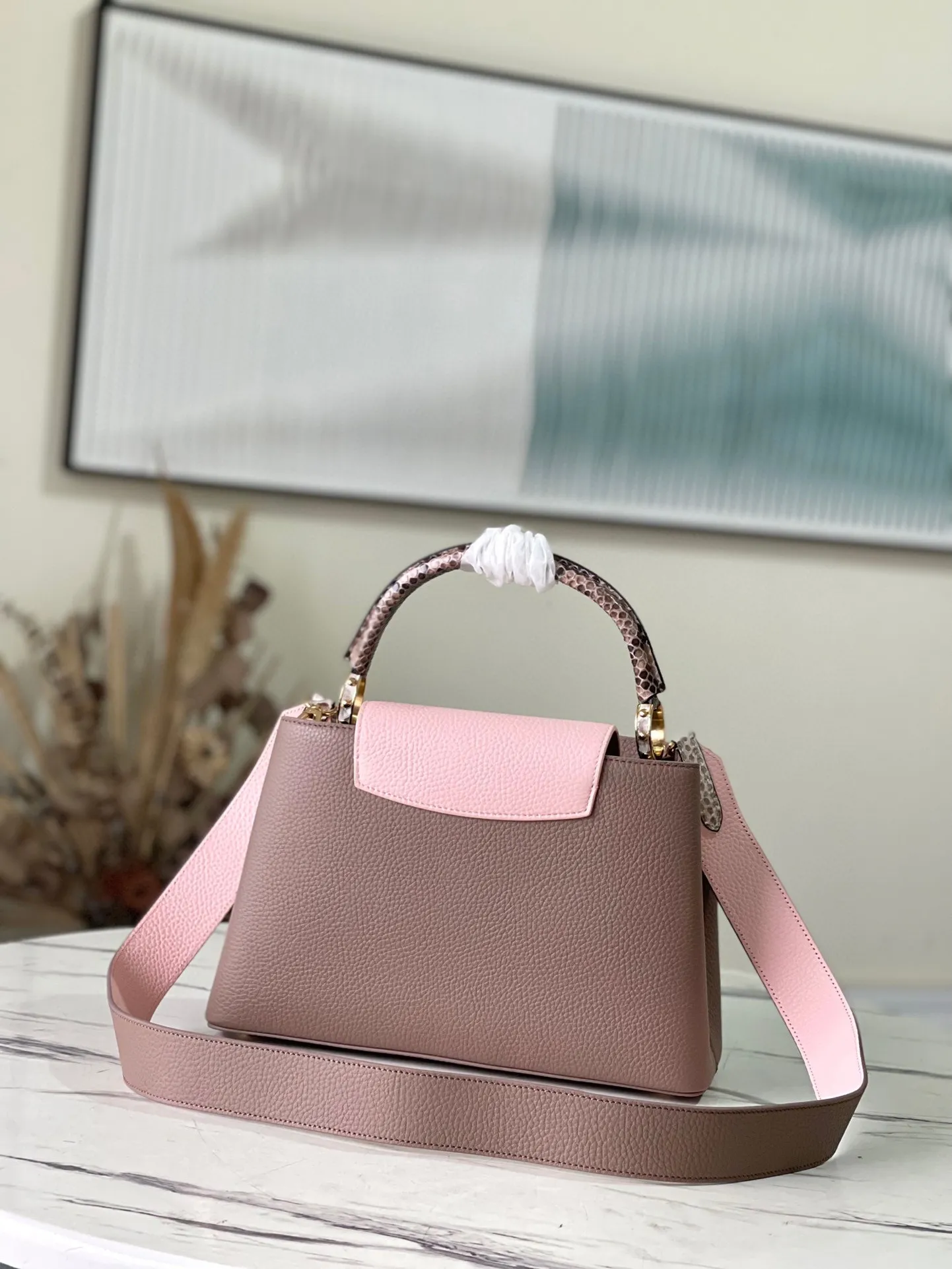 💰2460 (special grade original leather) M99336 color matching with python leather gold buckle This Capucines medium handbag is made of full-grain cow leather to create a modern collision of dark and light tones. Signature accents are incorporated into the lettering and side loops, while the top handle and detachable shoulder strap allow for multiple carry options. Detailed features: 31.5 x 20 x 11 cm (length x height x width)