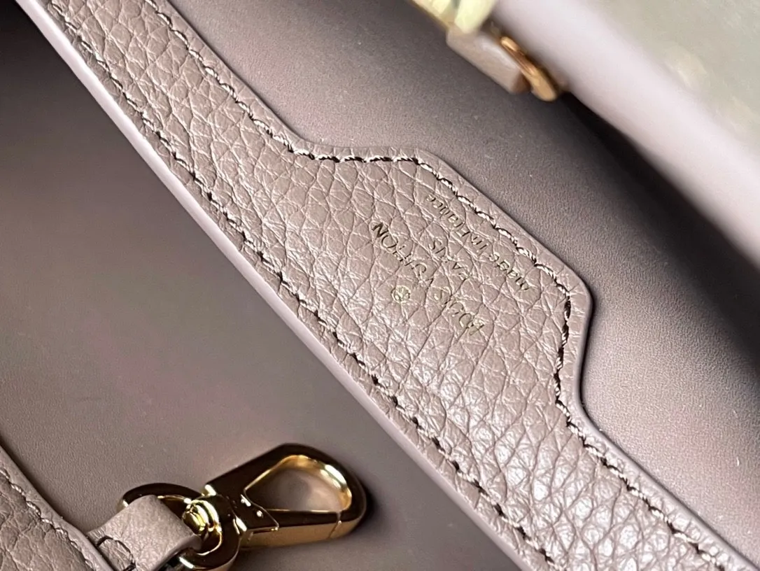 💰2460 (special grade original leather) M99336 color matching with python leather gold buckle This Capucines medium handbag is made of full-grain cow leather to create a modern collision of dark and light tones. Signature accents are incorporated into the lettering and side loops, while the top handle and detachable shoulder strap allow for multiple carry options. Detailed features: 31.5 x 20 x 11 cm (length x height x width)