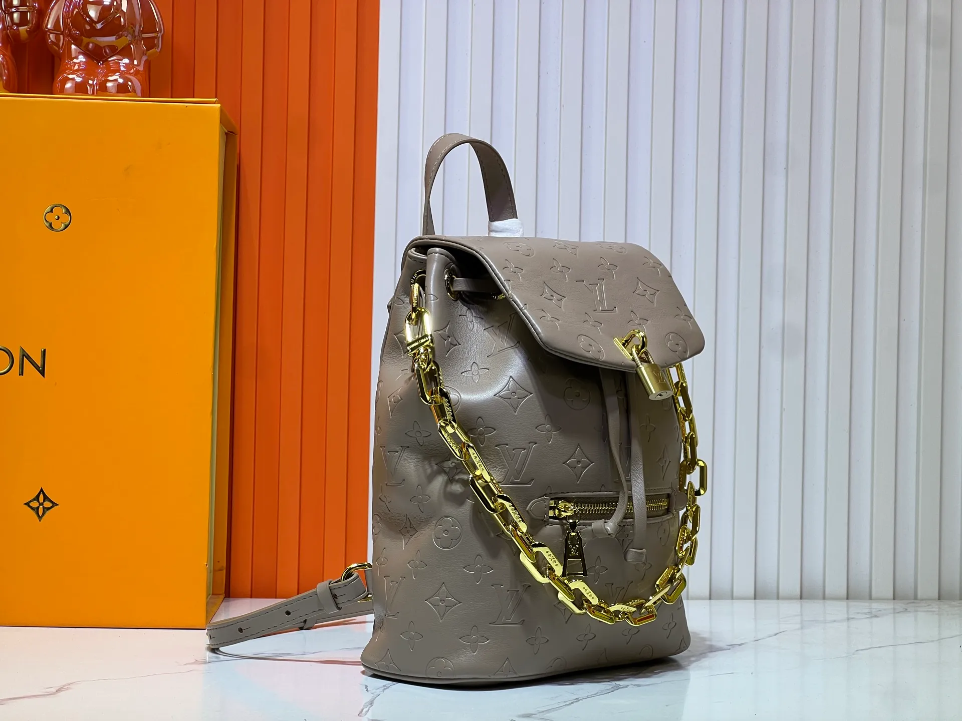 Batch 280💰M13357 Coussin Backpack small handbag joins the Coussin series with a backpack configuration. It is made of soft Monogram embossed leather and integrated with the iconic LV padlock, combining modern style and functional considerations. The detachable Coussin chain releases the metal edge, and the zippered front pocket makes it easy to access various small items. Size: 21X26X10 cm