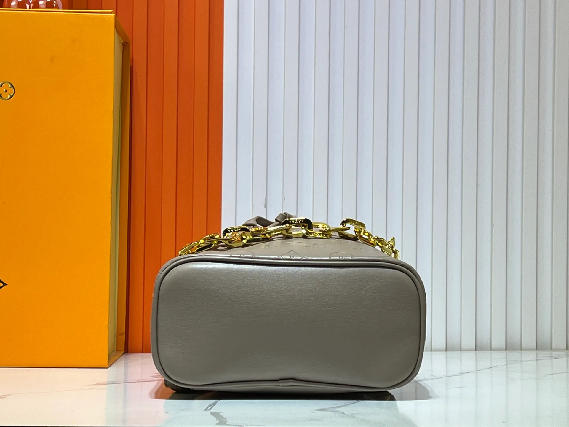 Batch 280💰M13357 Coussin Backpack small handbag joins the Coussin series with a backpack configuration. It is made of soft Monogram embossed leather and integrated with the iconic LV padlock, combining modern style and functional considerations. The detachable Coussin chain releases the metal edge, and the zippered front pocket makes it easy to access various small items. Size: 21X26X10 cm