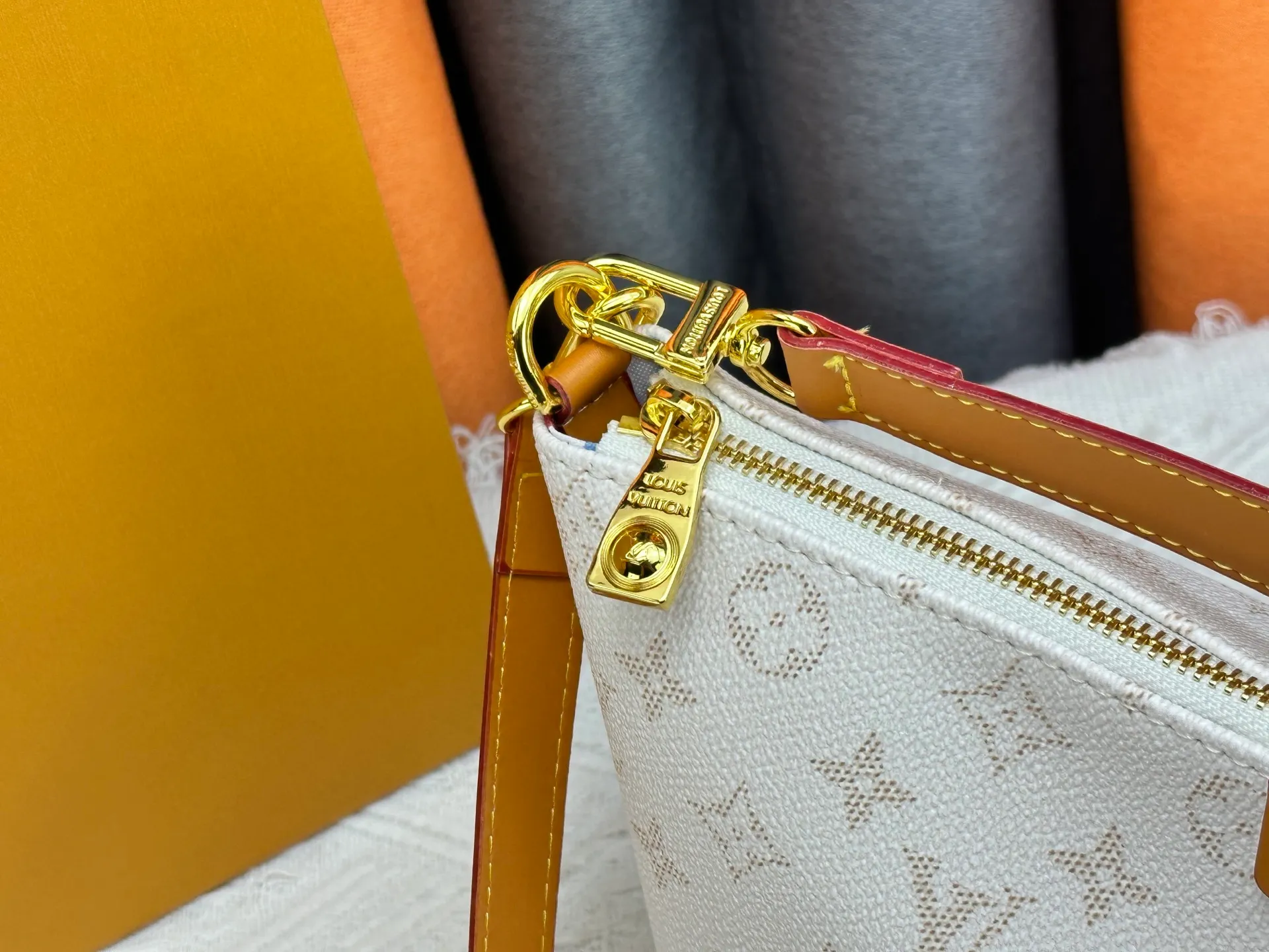 P280 Upgraded original version M14661 This version of Hills chette draws inspiration from Louis Vuitton’s iconic Monogram canvas and is dazzlingly embellished with Monogram Mini. This handbag is a 2025 new design, decorated with cowhide trim and gold metal parts. The length of the handle can be adjusted to the most suitable length, and there is ample space inside the bag to store a mobile phone, business card holder, lipstick and keys. 32x 19x 9.5 cm (length x height x width)