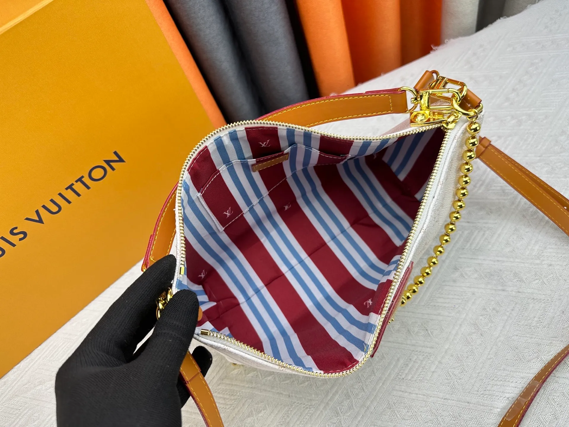 P280 Upgraded original version M14661 This version of Hills chette draws inspiration from Louis Vuitton’s iconic Monogram canvas and is dazzlingly embellished with Monogram Mini. This handbag is a 2025 new design, decorated with cowhide trim and gold metal parts. The length of the handle can be adjusted to the most suitable length, and there is ample space inside the bag to store a mobile phone, business card holder, lipstick and keys. 32x 19x 9.5 cm (length x height x width)