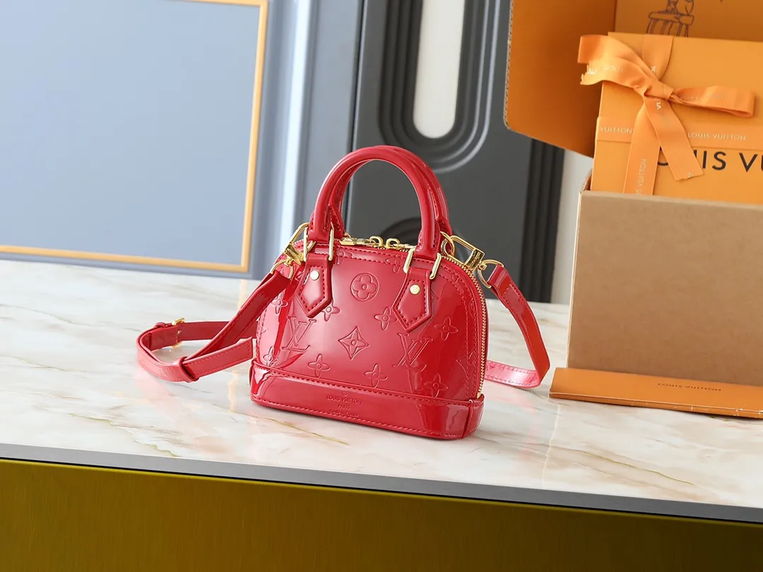 💰220💰Upgraded from the original model, the same Patent Leather Series M82717 M91606 M93595 Alma BB handbag is derived from the classic Louis Vuitton bag designed in 1934. This compact bag easily holds keys, wallet, smartphone and lipstick. Detachable shoulder strap for cross-body wear. This modern version of the bag continues its classic silhouette in Epi leather in bright and inspiring colours. Dimensions: 18x12x8