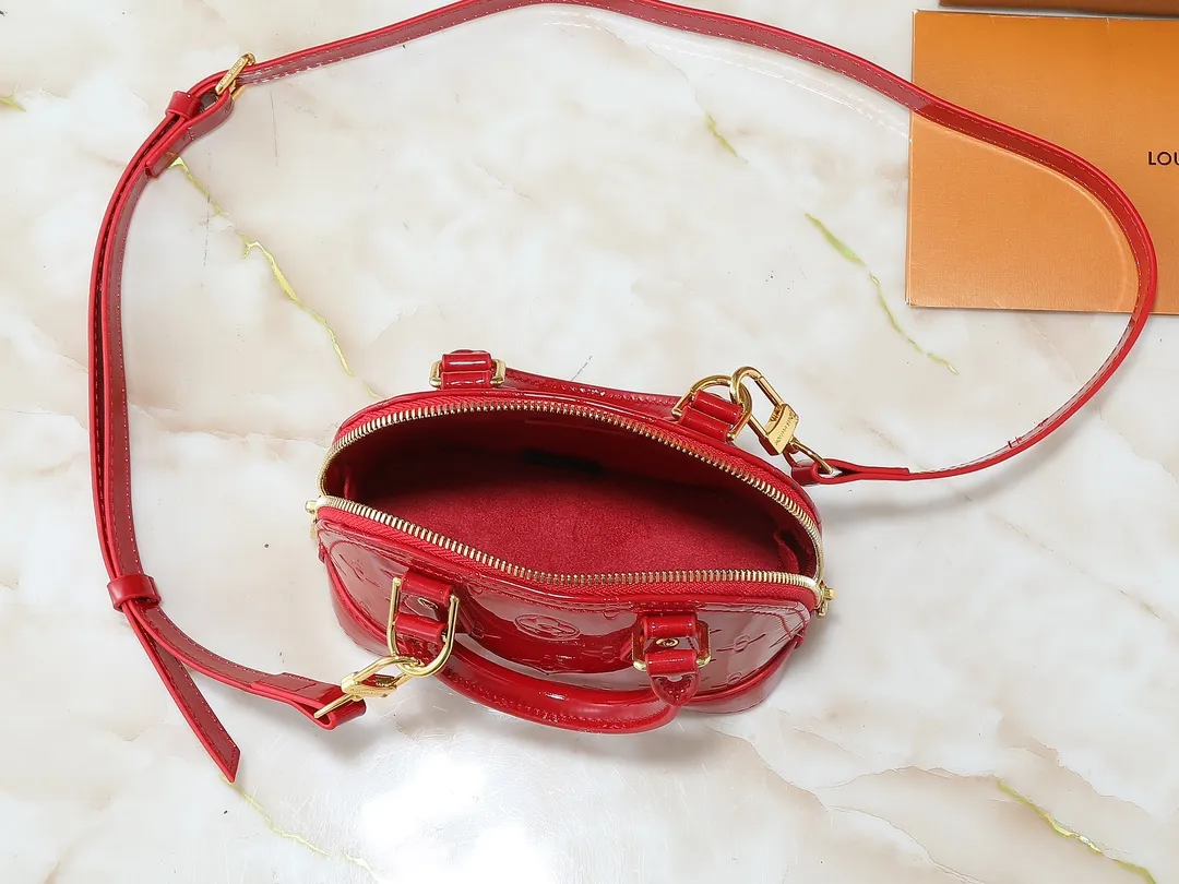 💰220💰Upgraded from the original model, the same Patent Leather Series M82717 M91606 M93595 Alma BB handbag is derived from the classic Louis Vuitton bag designed in 1934. This compact bag easily holds keys, wallet, smartphone and lipstick. Detachable shoulder strap for cross-body wear. This modern version of the bag continues its classic silhouette in Epi leather in bright and inspiring colours. Dimensions: 18x12x8