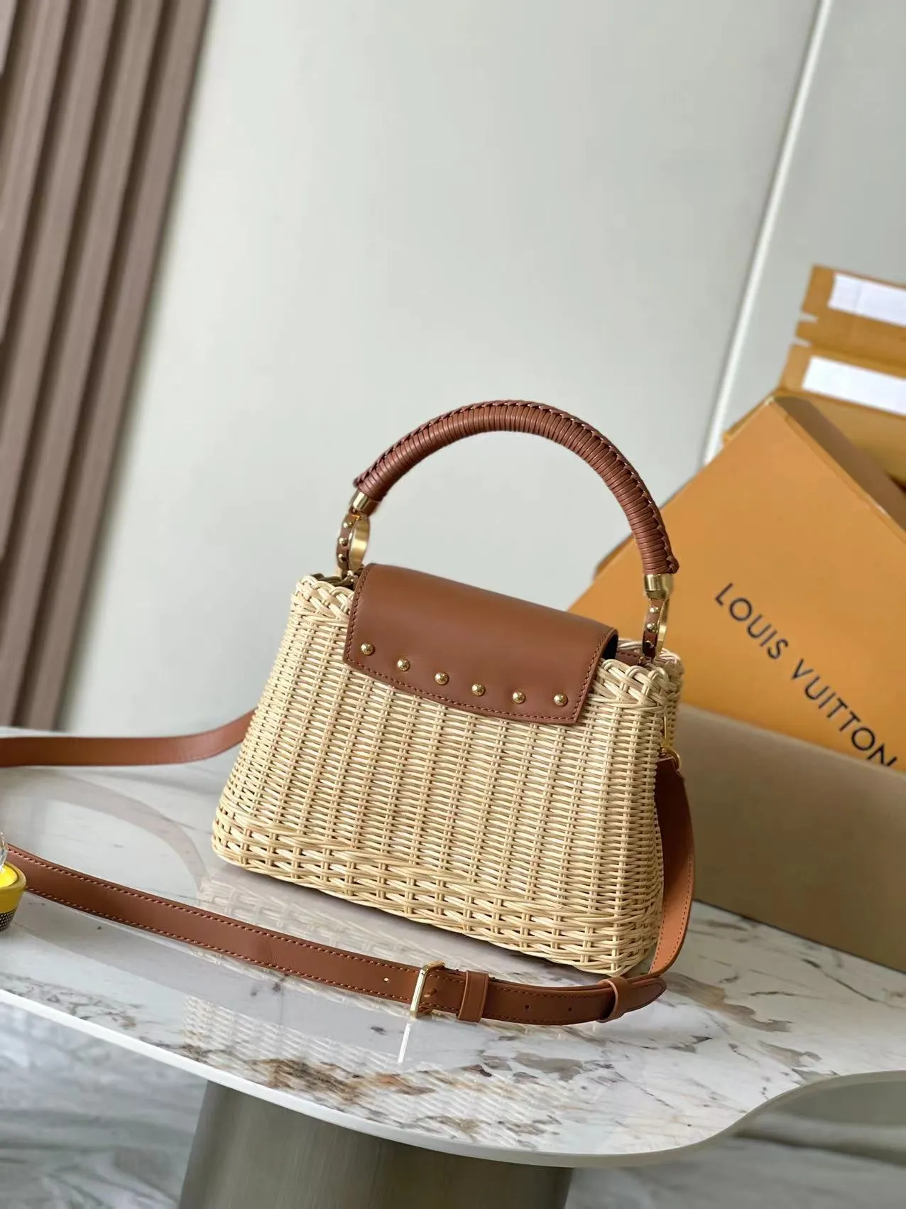 💰4400 [Special grade MB chip version original leather] The Capucines BB HI handbag has a unique rattan woven structure, paying tribute to the Louis Vuitton picnic box design that came out in 1892. This Capucines BB handbag model: M22173 brown dynamic chip version Material: A-grade all-steel hardware, imported original fabric Packaging: full set of original duty-free MB packaging Size: 27*17.5*9CM