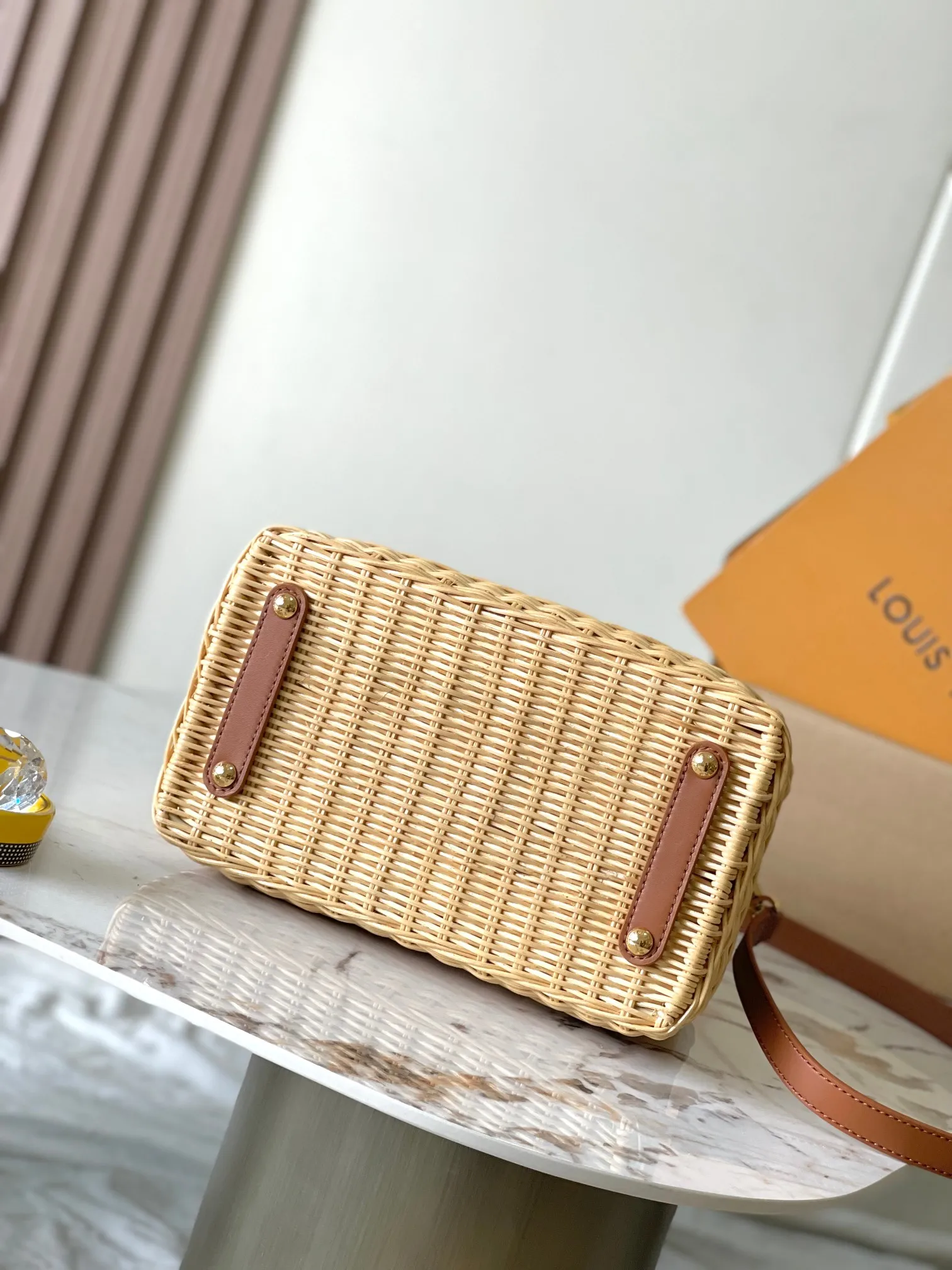 💰4400 [Special grade MB chip version original leather] The Capucines BB HI handbag has a unique rattan woven structure, paying tribute to the Louis Vuitton picnic box design that came out in 1892. This Capucines BB handbag model: M22173 brown dynamic chip version Material: A-grade all-steel hardware, imported original fabric Packaging: full set of original duty-free MB packaging Size: 27*17.5*9CM
