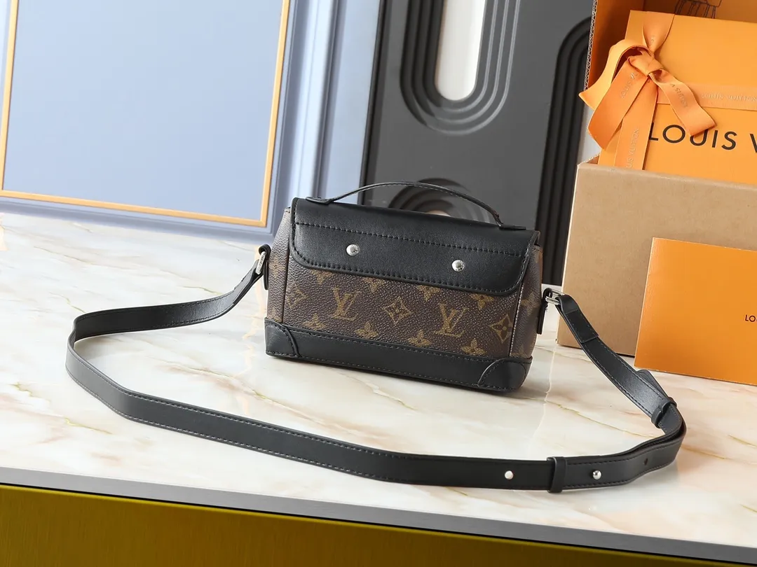 💰220💰Upgraded from the original M13888. This Steamer East West mini handbag is made of Monogram embossed Taurillon cow leather in a horizontal configuration, highlighting the classic design of the Steamer series. A flap closure, unique reinforced corners, and a top handle add to the refined details. Equipped with an adjustable shoulder strap, it can be worn as a cross-body or hand-held bag at will. Dimensions: 20.0 x 11.0 x 5.0 cm (length x height x width)