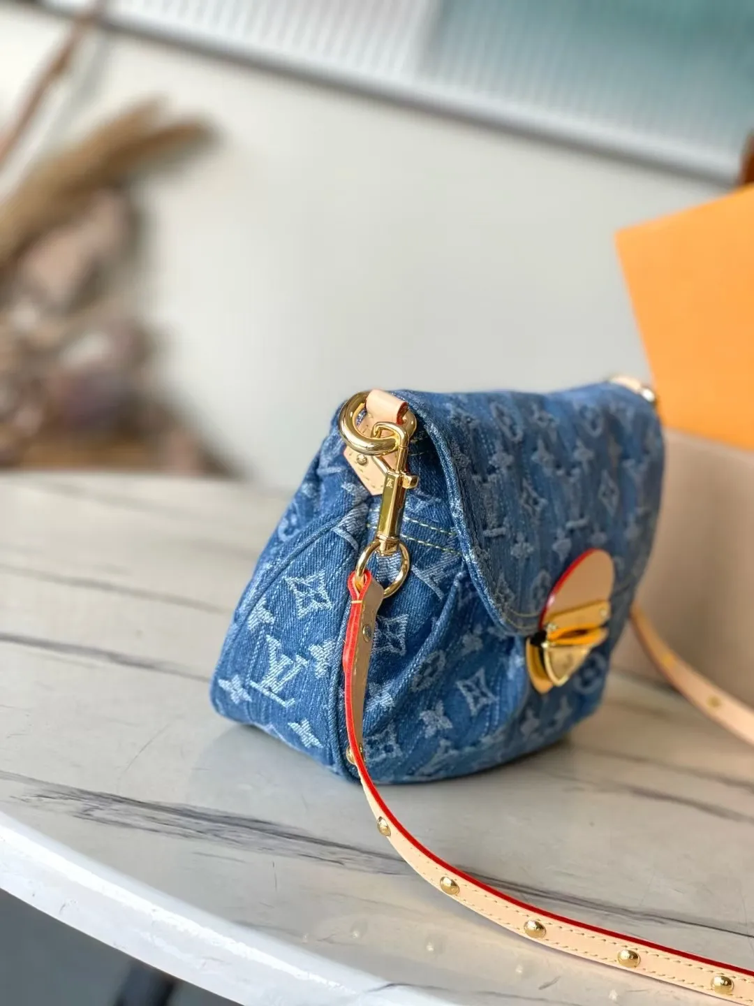 💰1000 Top quality original M46829 denim Sunset handbag focusing on Monogram Denim canvas. This material is made through multiple processes. The Monogram pattern is woven with cotton yarn certified by the Global Organic Textile Standard and then bleached. The finished product is sand-washed to create a unique look, and branded buckles add an eye-catching touch. Dimensions: 27 x 18 x 3 cm (length x height x width)