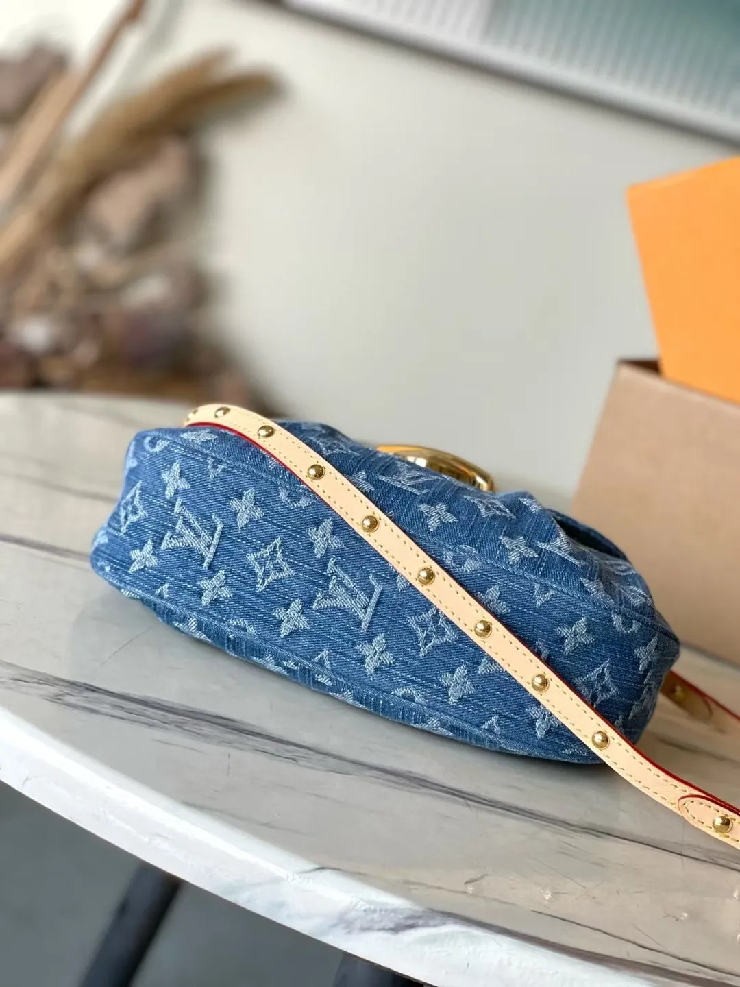 💰1000 Top quality original M46829 denim Sunset handbag focusing on Monogram Denim canvas. This material is made through multiple processes. The Monogram pattern is woven with cotton yarn certified by the Global Organic Textile Standard and then bleached. The finished product is sand-washed to create a unique look, and branded buckles add an eye-catching touch. Dimensions: 27 x 18 x 3 cm (length x height x width)