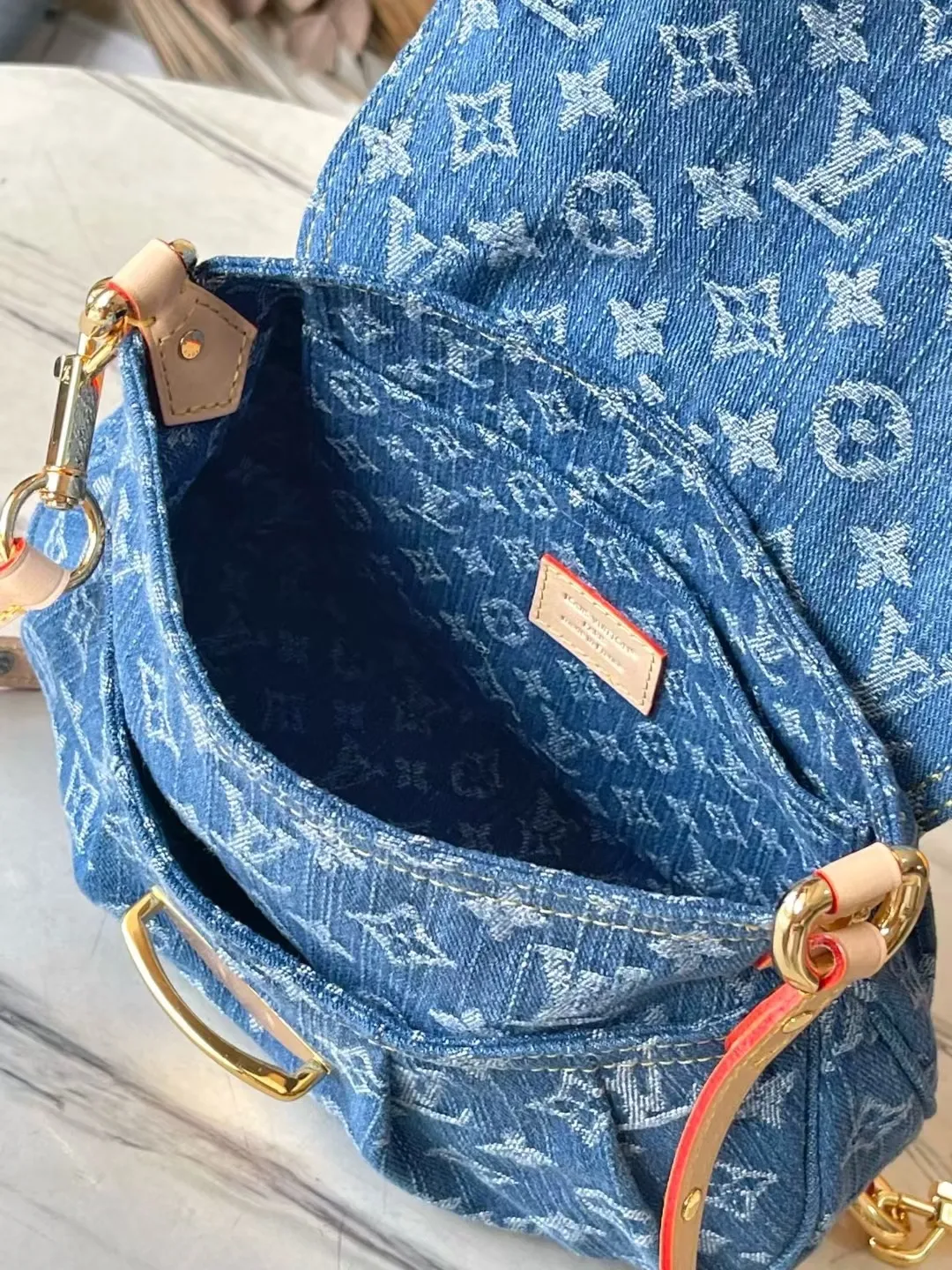 💰1000 Top quality original M46829 denim Sunset handbag focusing on Monogram Denim canvas. This material is made through multiple processes. The Monogram pattern is woven with cotton yarn certified by the Global Organic Textile Standard and then bleached. The finished product is sand-washed to create a unique look, and branded buckles add an eye-catching touch. Dimensions: 27 x 18 x 3 cm (length x height x width)