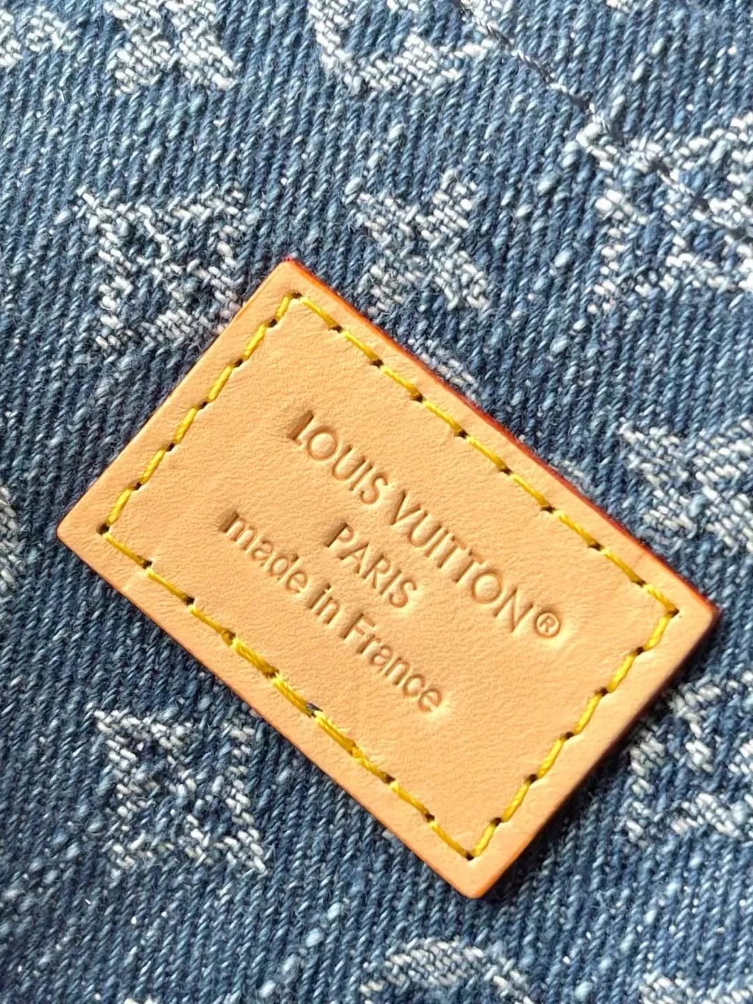 💰1000 Top quality original M46829 denim Sunset handbag focusing on Monogram Denim canvas. This material is made through multiple processes. The Monogram pattern is woven with cotton yarn certified by the Global Organic Textile Standard and then bleached. The finished product is sand-washed to create a unique look, and branded buckles add an eye-catching touch. Dimensions: 27 x 18 x 3 cm (length x height x width)