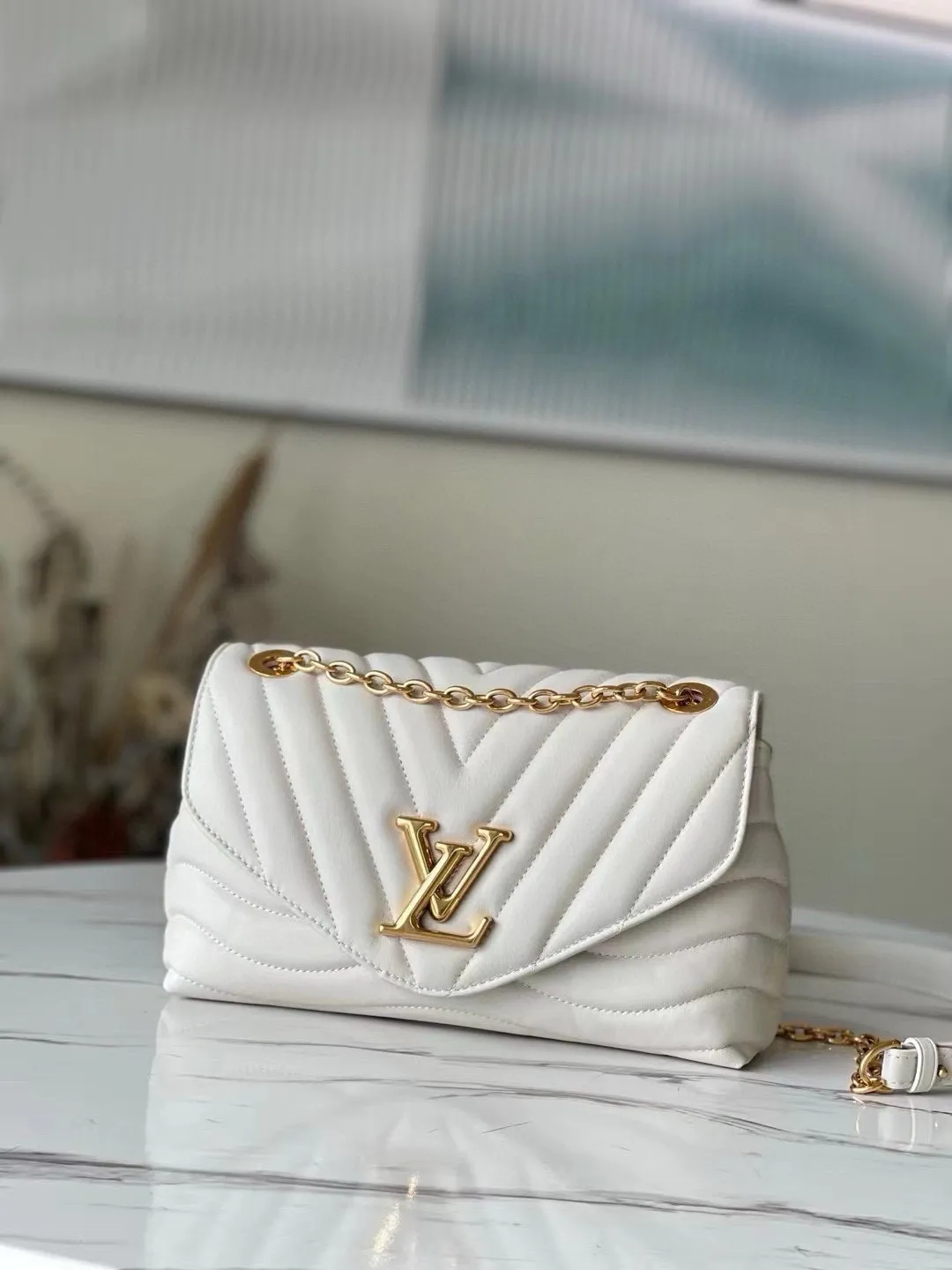 💰1160 (Top Grain Leather) Top Original M58549 NEW WAVE Chain Bag V-shaped quilted chain bag handbag The vintage gold color chain slides through carved holes, while the folding fastener makes it soft. Thanks to its multiple compartments, the interior makes it easier to place women's necessities. Chain bag with easily identifiable badge logo. Size: 24x14x9cm