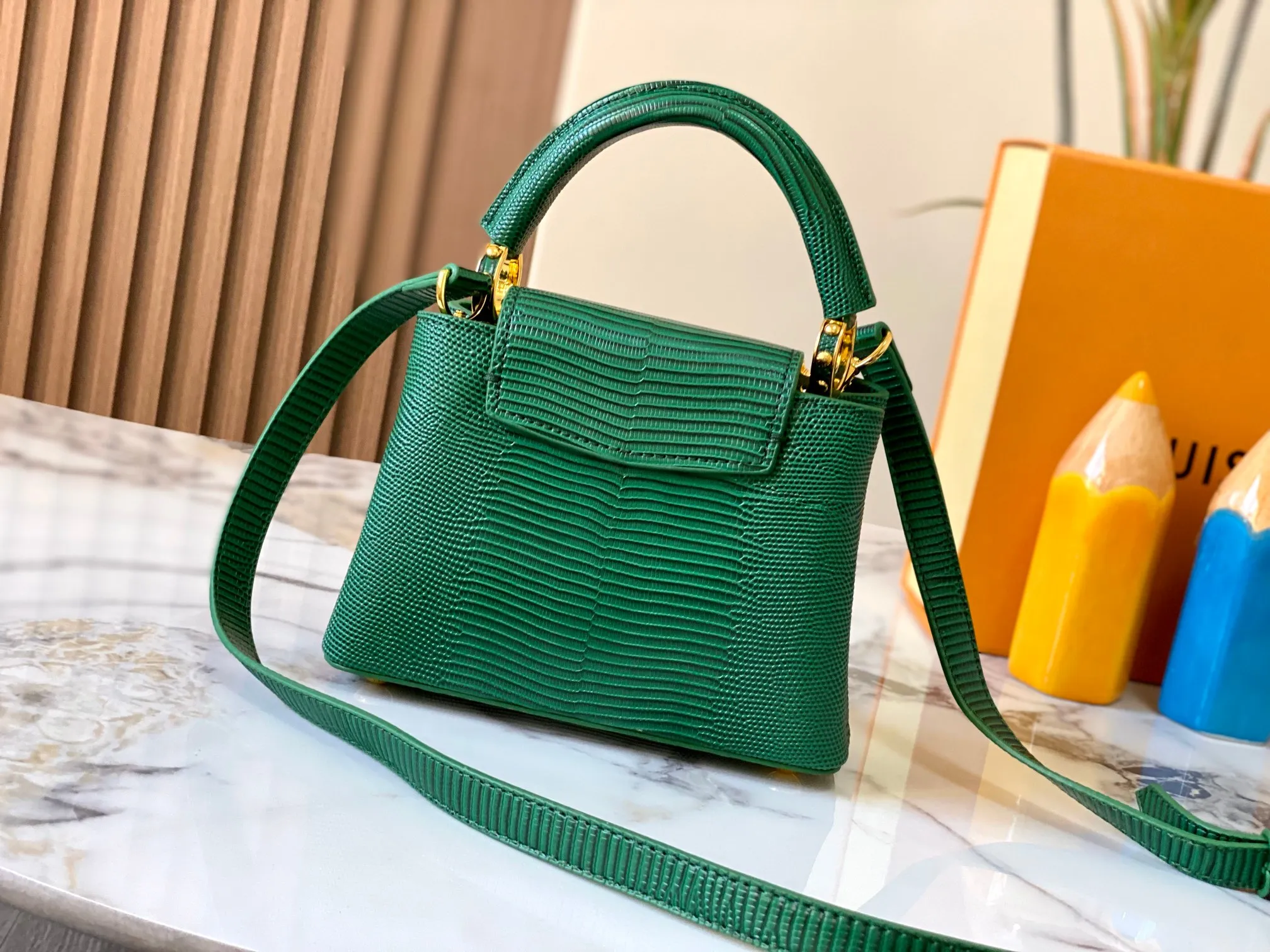 Top original P440 Guangzhou product M12296 green lizard leather with gold diamond corolla🔺This Capucines mini handbag is wrapped in gorgeous lizard leather and lined with delicate sheepskin, embellished with dazzling metal parts. The flip cover reads LV letters inside, and a Monogram flower blooms when turned out. Its compact size makes it a dazzling choice for evening occasions. Detailed features 21 x 14 x 8 cm (length x height x width