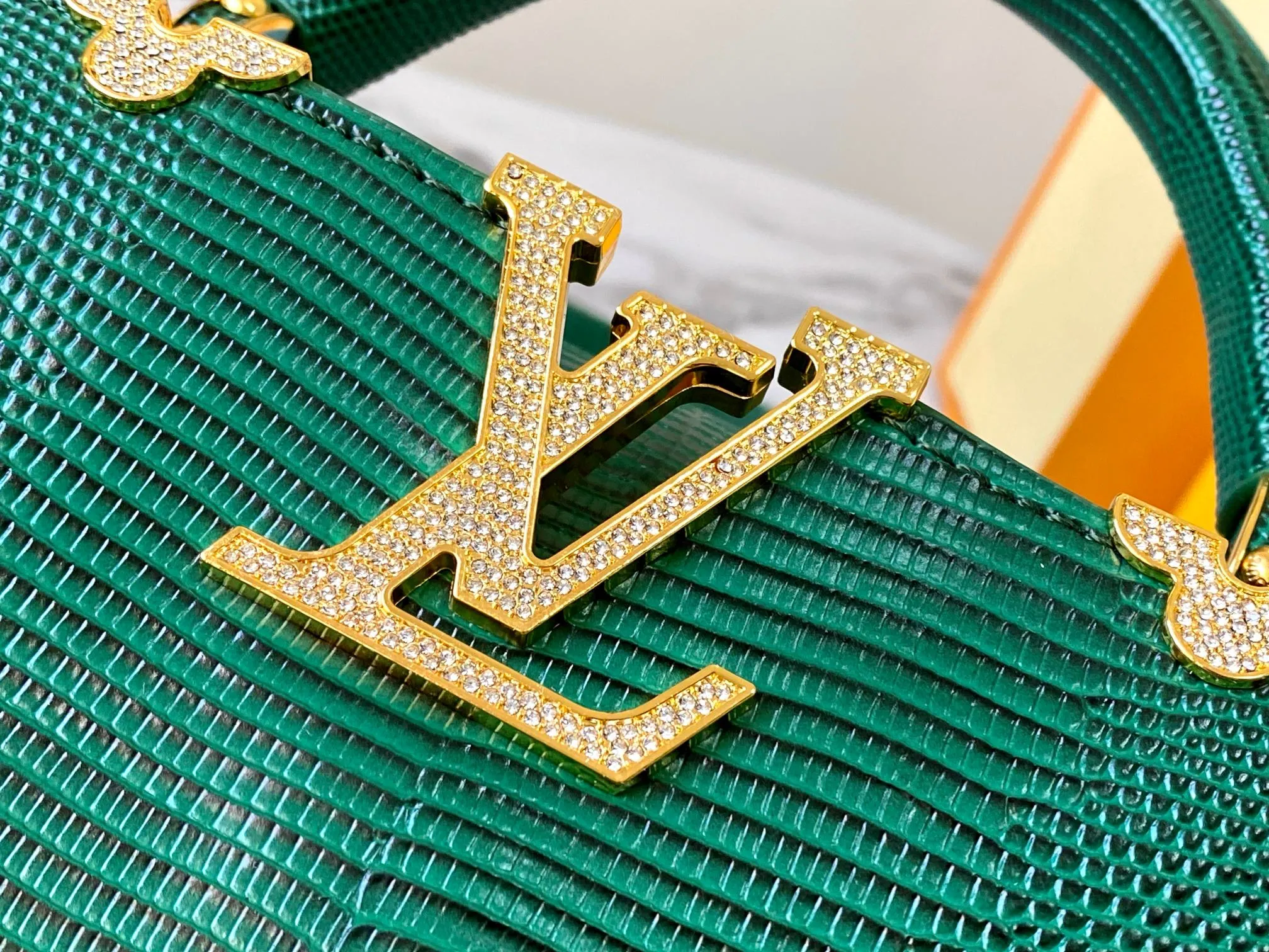Top original P440 Guangzhou product M12296 green lizard leather with gold diamond corolla🔺This Capucines mini handbag is wrapped in gorgeous lizard leather and lined with delicate sheepskin, embellished with dazzling metal parts. The flip cover reads LV letters inside, and a Monogram flower blooms when turned out. Its compact size makes it a dazzling choice for evening occasions. Detailed features 21 x 14 x 8 cm (length x height x width
