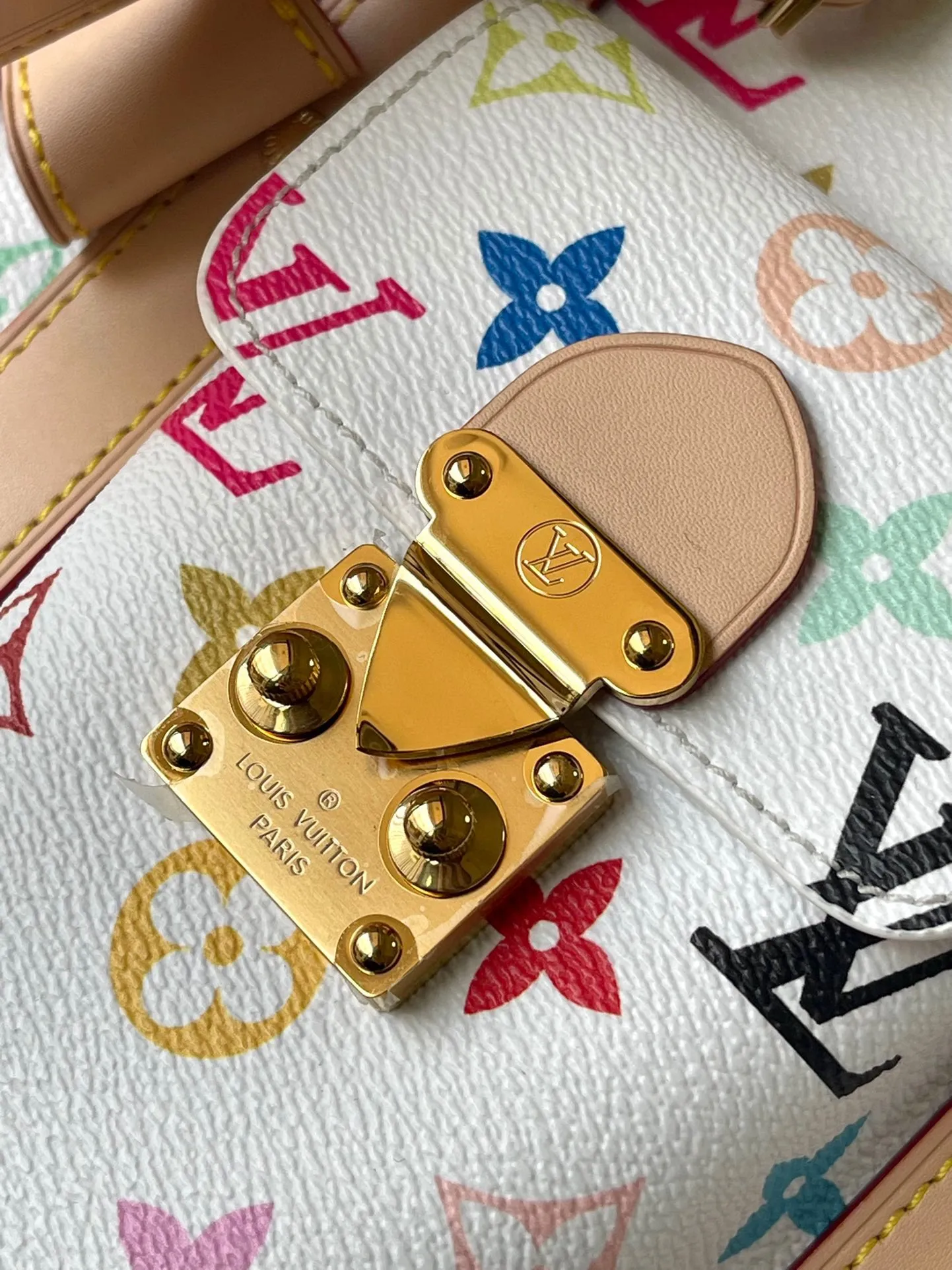 💰1740 Top original order M13742 This Keepal Bandouliere45 travel bag is from the Louis Vuitton × Murakami reissue series. It uses gorgeous Monogram coated canvas to show the creative blend of the brand's iconic elements and the artist's iridescent aesthetics. The S-lock buckle and glossy metal corners on the front pocket establish a classic foundation, while the rivet ribbon and bow-shaped key bag highlight the new season trend. Dimensions: 45 × 27 × 20 cm