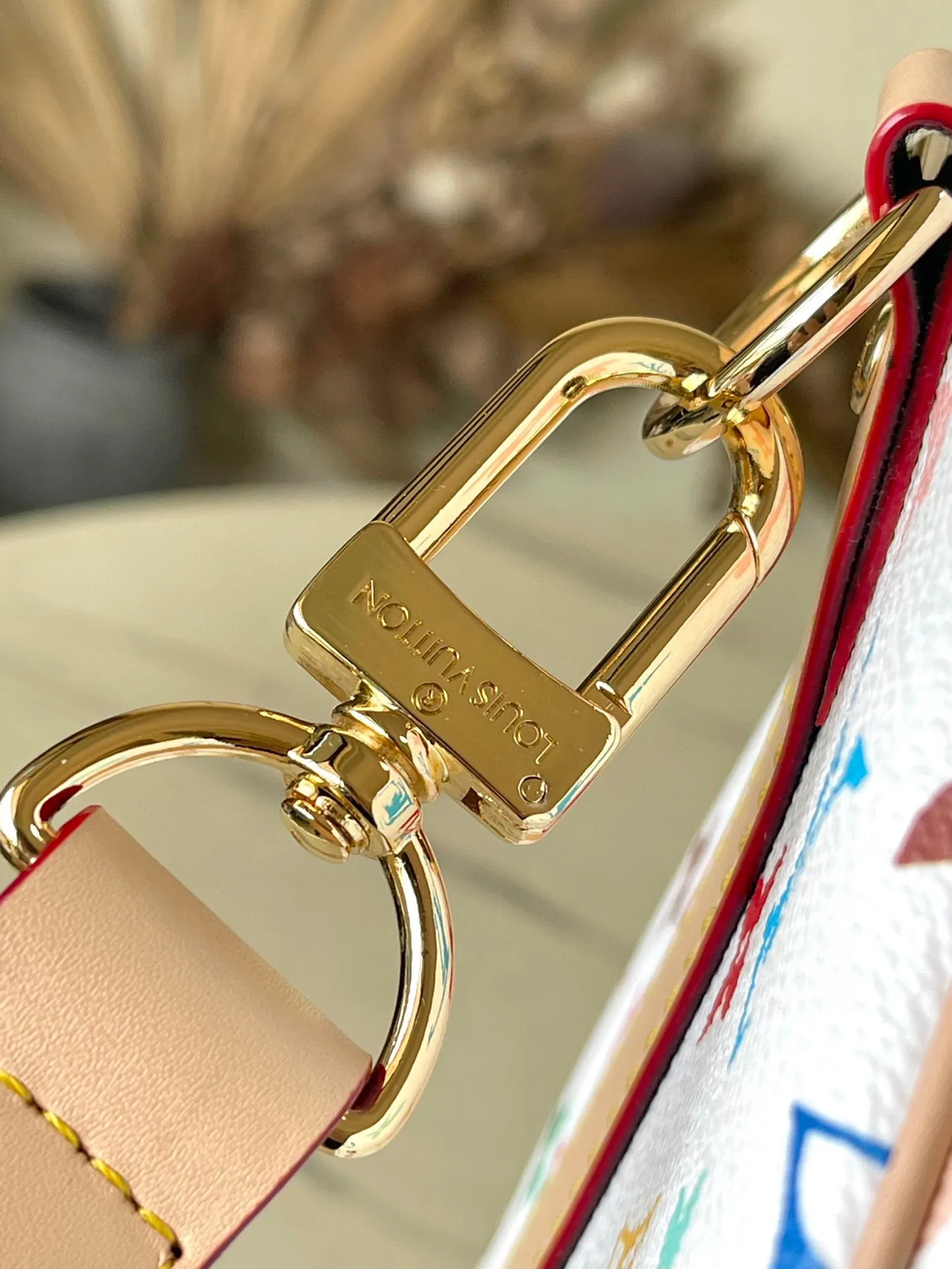 💰1740 Top original order M13742 This Keepal Bandouliere45 travel bag is from the Louis Vuitton × Murakami reissue series. It uses gorgeous Monogram coated canvas to show the creative blend of the brand's iconic elements and the artist's iridescent aesthetics. The S-lock buckle and glossy metal corners on the front pocket establish a classic foundation, while the rivet ribbon and bow-shaped key bag highlight the new season trend. Dimensions: 45 × 27 × 20 cm