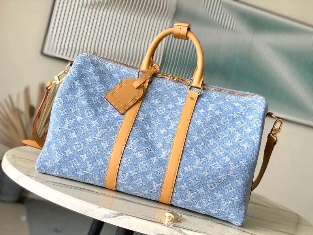 💰1260 Top original order M25334 KEEPALL BANDOULI Gx This Keepall Bandouliere 45 travel bag is made of Monogram Denim material, which is the prelude to summer: the cotton material is woven with Monogram pattern, and the sand-washed effect presents a unique look. Calf leather details at the reinforced side straps and detachable shoulder strap add a dressy touch. Dimensions: 45 × 27 × 20 cm
