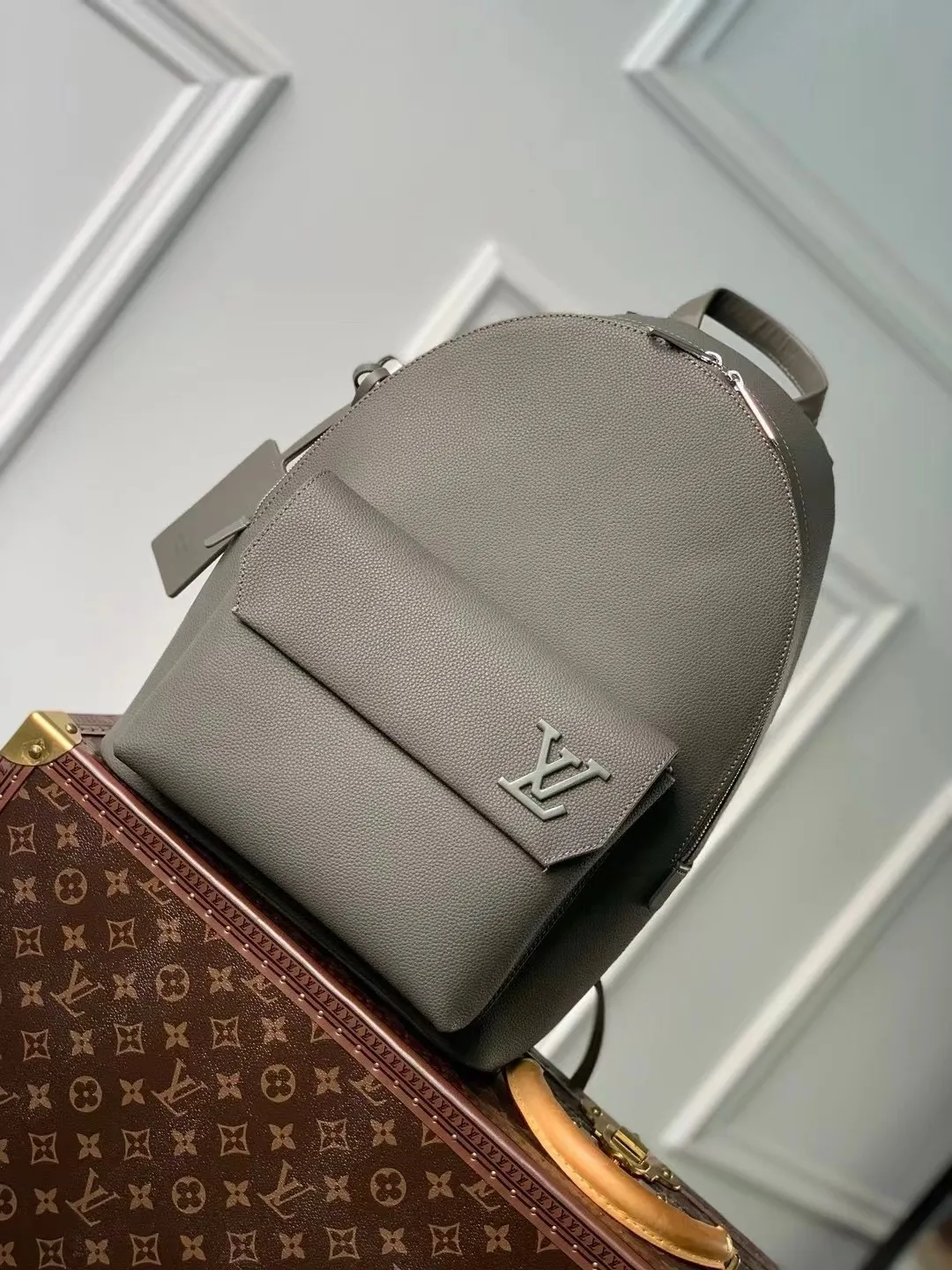 💰1400 (top layer leather) top original order ✨M21362 The new LV Aerogram backpack is an innovative and trendy choice with elegant temperament. Fine calfskin, as soft as old aviation letterhead, is embellished with a matte metal LV logo. The main compartment and flap front pocket provide plenty of space for weekend trips or wandering around the city. 43 x 30 x 14 cm (Length x Height x Width) Grained calfskin Leather trim Textile lining Metal hardware Metal lettering Customizable label Fabric shoulder strap Zip closure Flap front pocket with magnetic closure Handles: Single handle This product is made in France, Spain, Italy and the United States.