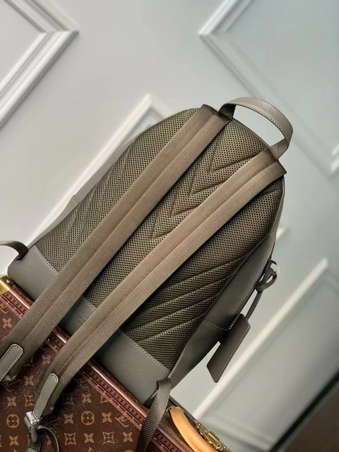 💰1400 (top layer leather) top original order ✨M21362 The new LV Aerogram backpack is an innovative and trendy choice with elegant temperament. Fine calfskin, as soft as old aviation letterhead, is embellished with a matte metal LV logo. The main compartment and flap front pocket provide plenty of space for weekend trips or wandering around the city. 43 x 30 x 14 cm (Length x Height x Width) Grained calfskin Leather trim Textile lining Metal hardware Metal lettering Customizable label Fabric shoulder strap Zip closure Flap front pocket with magnetic closure Handles: Single handle This product is made in France, Spain, Italy and the United States.