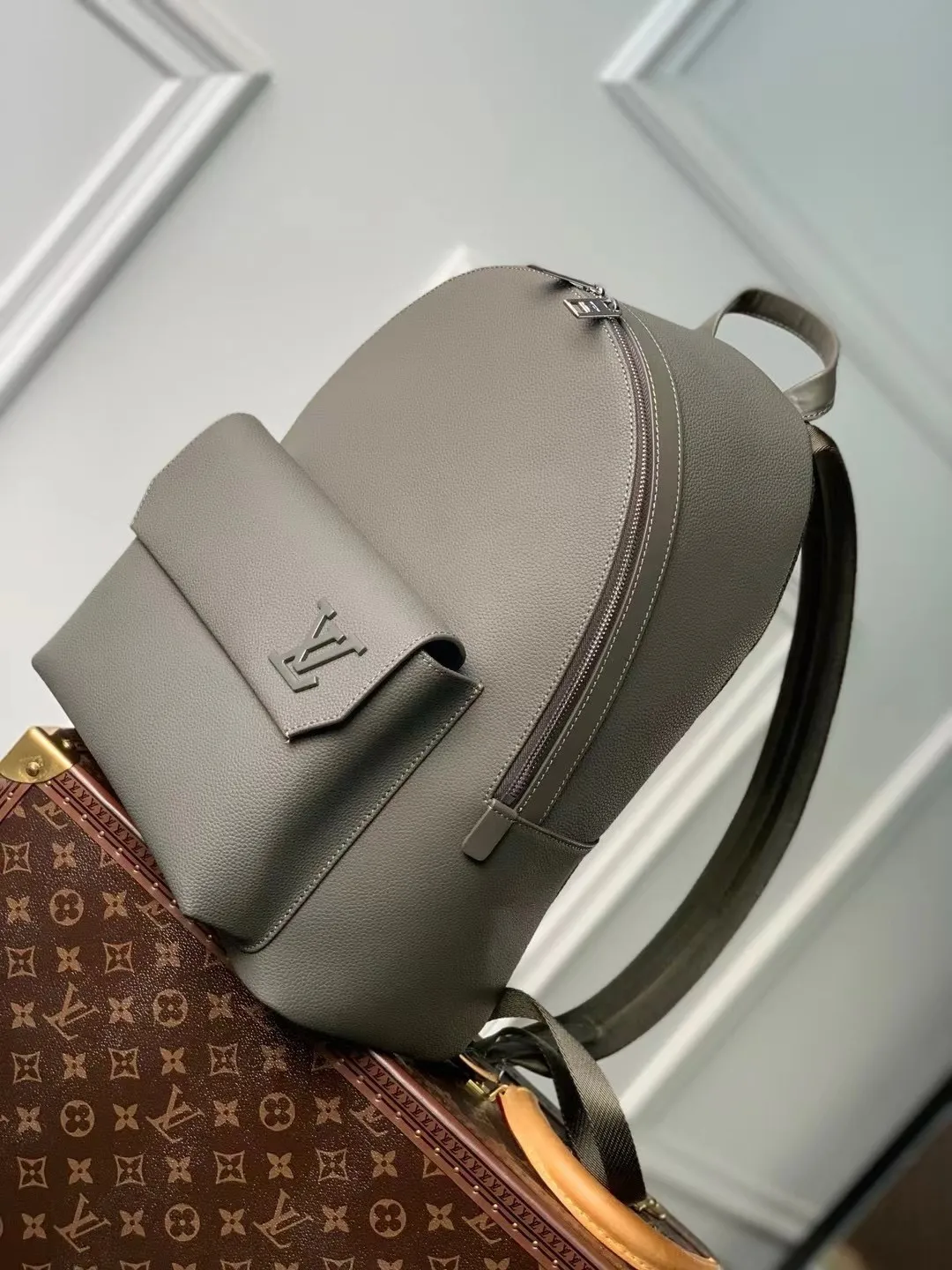 💰1400 (top layer leather) top original order ✨M21362 The new LV Aerogram backpack is an innovative and trendy choice with elegant temperament. Fine calfskin, as soft as old aviation letterhead, is embellished with a matte metal LV logo. The main compartment and flap front pocket provide plenty of space for weekend trips or wandering around the city. 43 x 30 x 14 cm (Length x Height x Width) Grained calfskin Leather trim Textile lining Metal hardware Metal lettering Customizable label Fabric shoulder strap Zip closure Flap front pocket with magnetic closure Handles: Single handle This product is made in France, Spain, Italy and the United States.