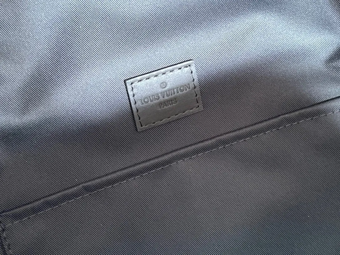 💰1400 (top layer leather) top original order ✨M21362 The new LV Aerogram backpack is an innovative and trendy choice with elegant temperament. Fine calfskin, as soft as old aviation letterhead, is embellished with a matte metal LV logo. The main compartment and flap front pocket provide plenty of space for weekend trips or wandering around the city. 43 x 30 x 14 cm (Length x Height x Width) Grained calfskin Leather trim Textile lining Metal hardware Metal lettering Customizable label Fabric shoulder strap Zip closure Flap front pocket with magnetic closure Handles: Single handle This product is made in France, Spain, Italy and the United States.
