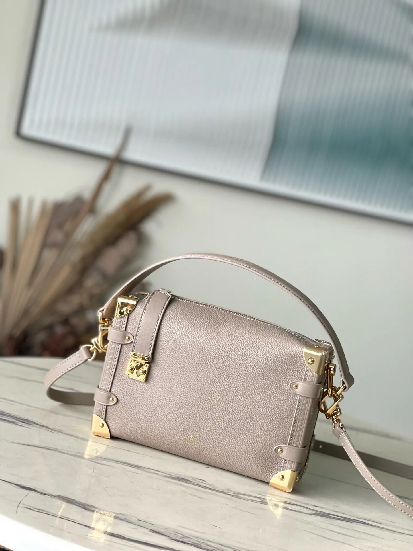 💰1300 (first-grain leather) top original order M25072 elephant gray Founding director Nicolas Ghesqulere pays tribute to the brand’s traditional hard luggage with this elegant Side Trunk medium handbag. The grained cow leather bag features smooth cow leather trim, S-ock buckle and metallic texture with rounded corners. The handle and adjustable shoulder strap are detachable, making it easy to hold, carry on the shoulder or cross-body. Dimensions: 21 × 14 × 6 cm