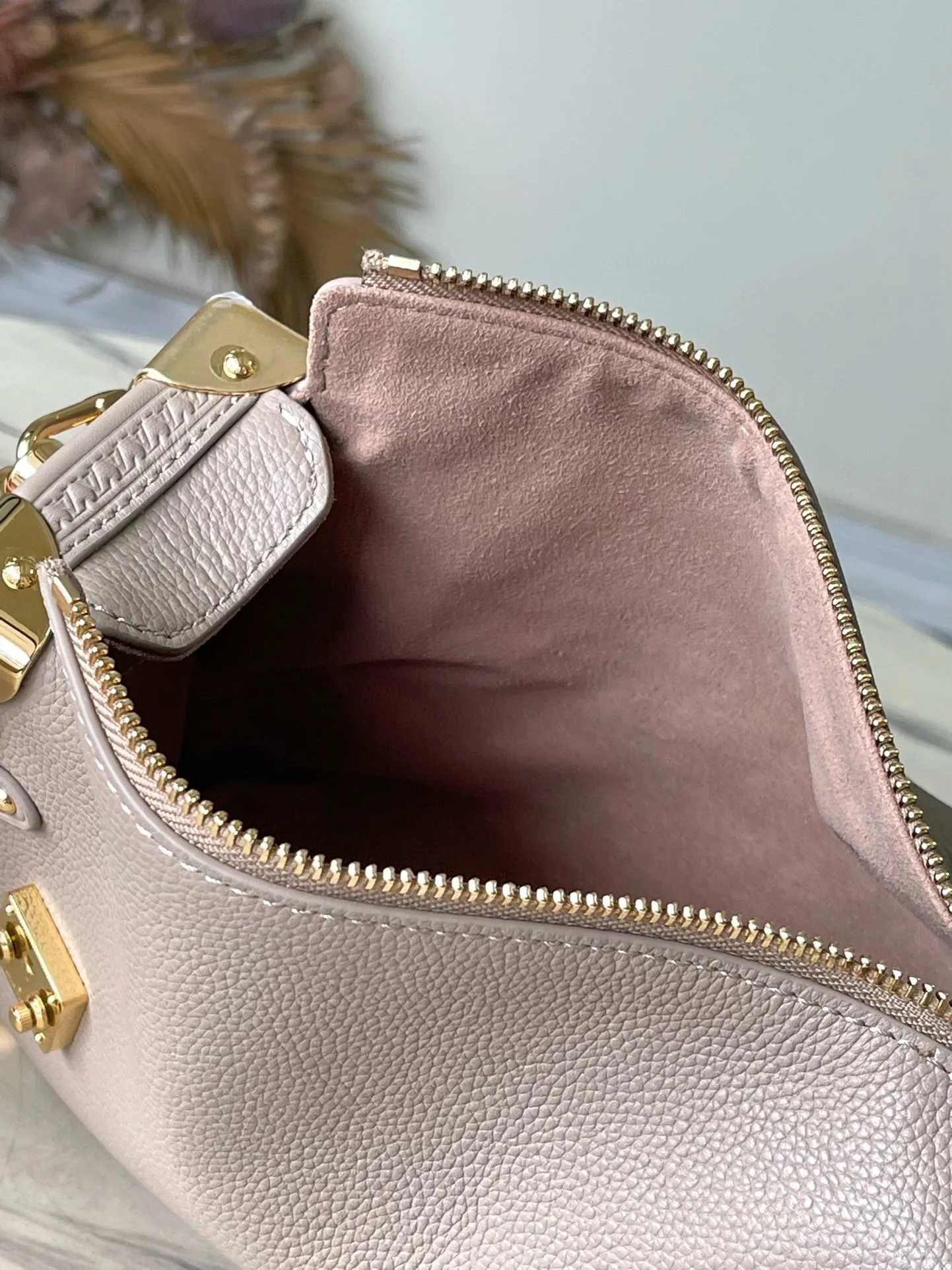 💰1300 (first-grain leather) top original order M25072 elephant gray Founding director Nicolas Ghesqulere pays tribute to the brand’s traditional hard luggage with this elegant Side Trunk medium handbag. The grained cow leather bag features smooth cow leather trim, S-ock buckle and metallic texture with rounded corners. The handle and adjustable shoulder strap are detachable, making it easy to hold, carry on the shoulder or cross-body. Dimensions: 21 × 14 × 6 cm