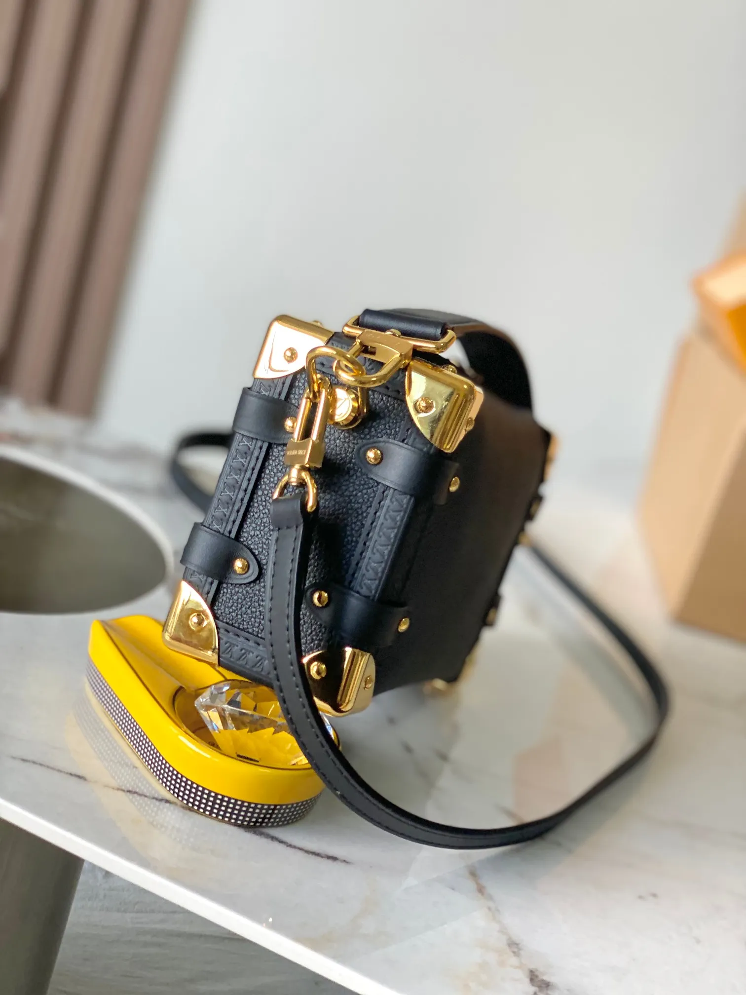 p2200 [Special grade MB163c chip version original leather] This Side Trunk small handbag Model: M23817 Material: Grade A all-steel hardware, imported original cowhide Packaging: Full set of original duty-free MB packaging Dimensions: 12.5 x 7.5 x 19 cm