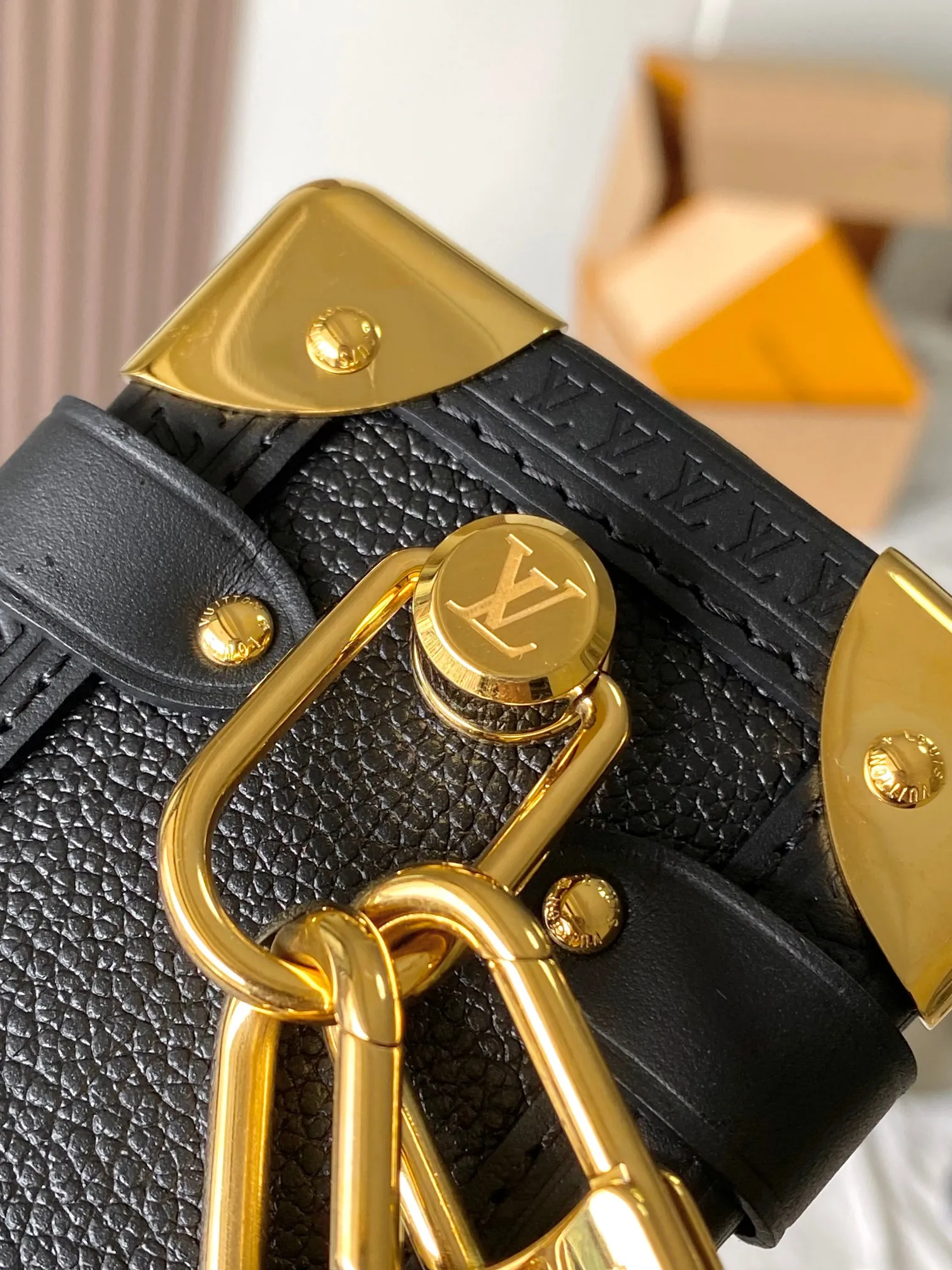 p2200 [Special grade MB163c chip version original leather] This Side Trunk small handbag Model: M23817 Material: Grade A all-steel hardware, imported original cowhide Packaging: Full set of original duty-free MB packaging Dimensions: 12.5 x 7.5 x 19 cm