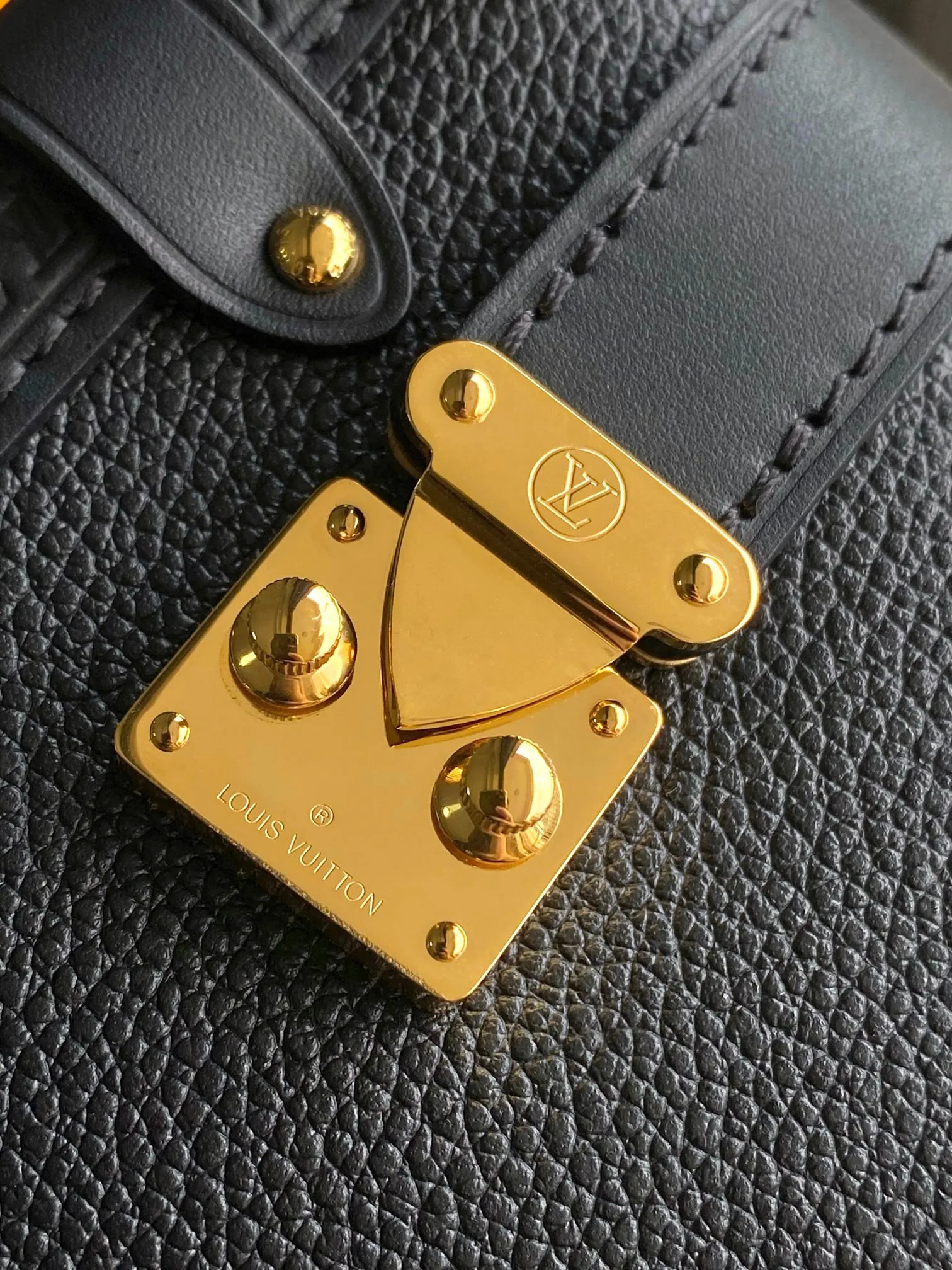 p2200 [Special grade MB163c chip version original leather] This Side Trunk small handbag Model: M23817 Material: Grade A all-steel hardware, imported original cowhide Packaging: Full set of original duty-free MB packaging Dimensions: 12.5 x 7.5 x 19 cm