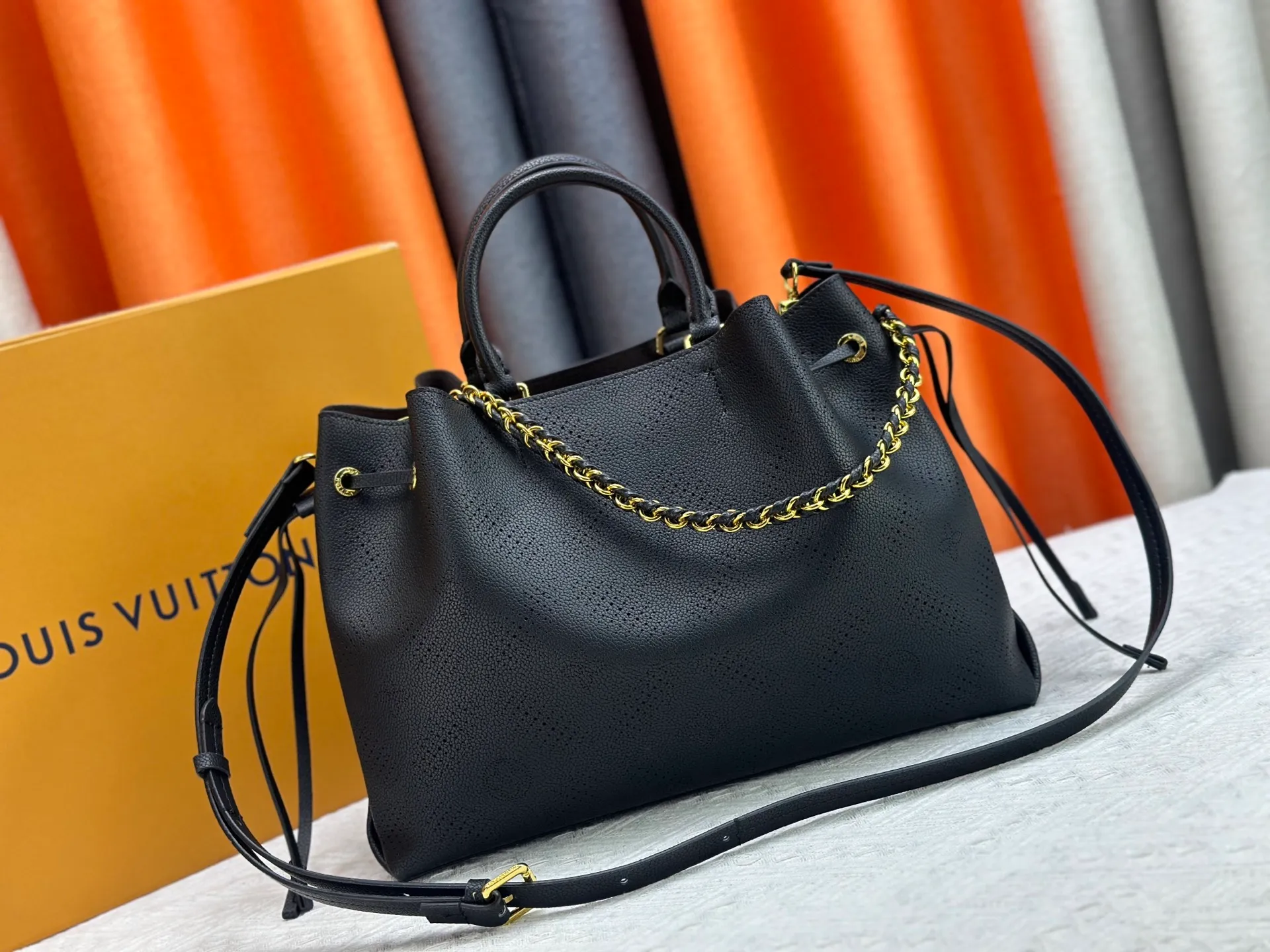 P280 upgrade original M59203 M59200 M59655. BELLA TOTE handbag model Flight Mode capsule series Monogram engraved and perforated cow leather creates a comfortable and ample storage space. It is equipped with leather handles, leather and metal chains and detachable shoulder straps. It can be switched between handbags, elbows and cross-body. Size: 32*23*13