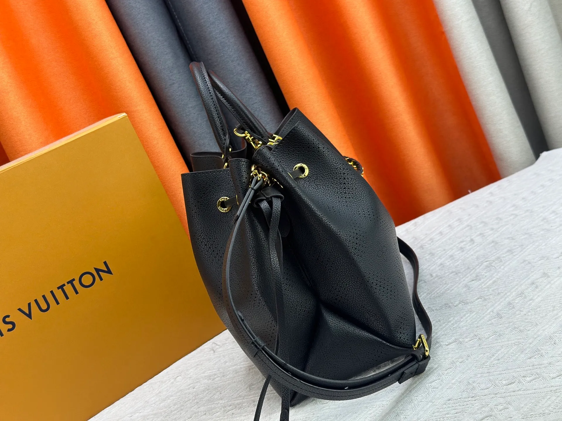 P280 upgrade original M59203 M59200 M59655. BELLA TOTE handbag model Flight Mode capsule series Monogram engraved and perforated cow leather creates a comfortable and ample storage space. It is equipped with leather handles, leather and metal chains and detachable shoulder straps. It can be switched between handbags, elbows and cross-body. Size: 32*23*13