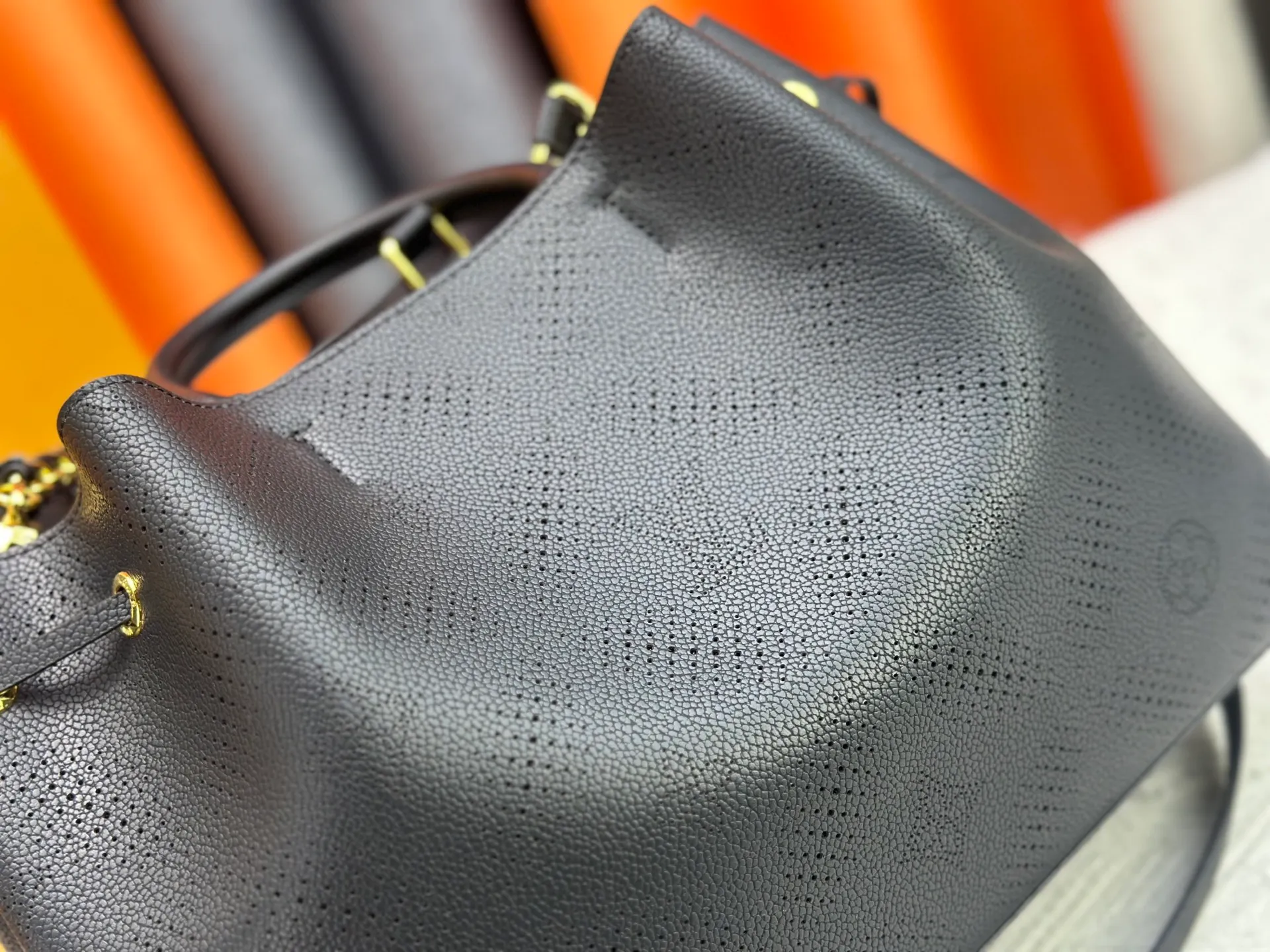 P280 upgrade original M59203 M59200 M59655. BELLA TOTE handbag model Flight Mode capsule series Monogram engraved and perforated cow leather creates a comfortable and ample storage space. It is equipped with leather handles, leather and metal chains and detachable shoulder straps. It can be switched between handbags, elbows and cross-body. Size: 32*23*13