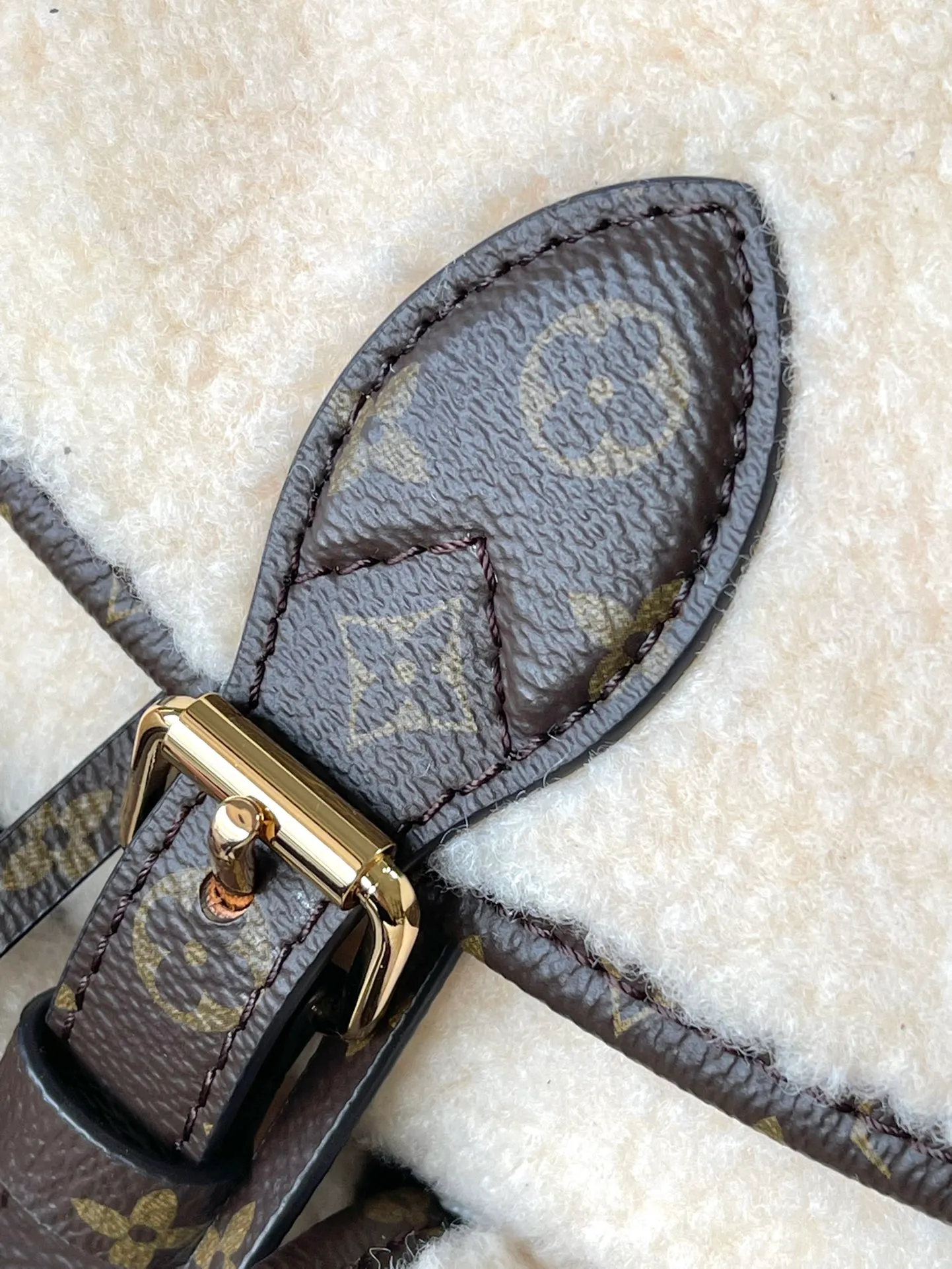 💰1420 Top Original M23384 This brand new backpack is launched during the ski season. The soft wool leather achieves a practical and comfortable design. The outer bag is convenient for accessing what you need on the road, and the handle adds carrying options. Whether hiking in the mountains or lounging in a ski lodge, you can inject sophisticated style into your outdoor activities. Dimensions: 31 × 31 × 17 cm