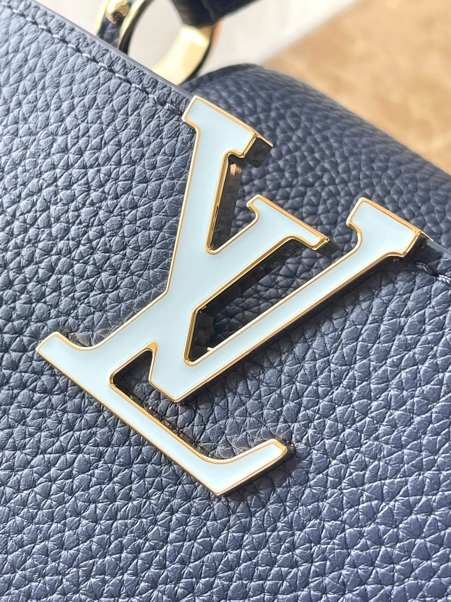 💰2200 (Special grade original leather) M23199 Blue mini This elegant Capucines mini handbag combination is matched with a variety of materials and textures, made of aurilon leather, and equipped with a beautiful new version of Blossom Chain. Metal links and elegant soft cow leather are woven into a delicate chain, inlaid with Swiss enamel and veneer Monogram flowers. The colorful enamel brand logo highlights the texture of jewelry and makes the handbag even more beautiful. Dimensions: 21 × 14 × 8 cm