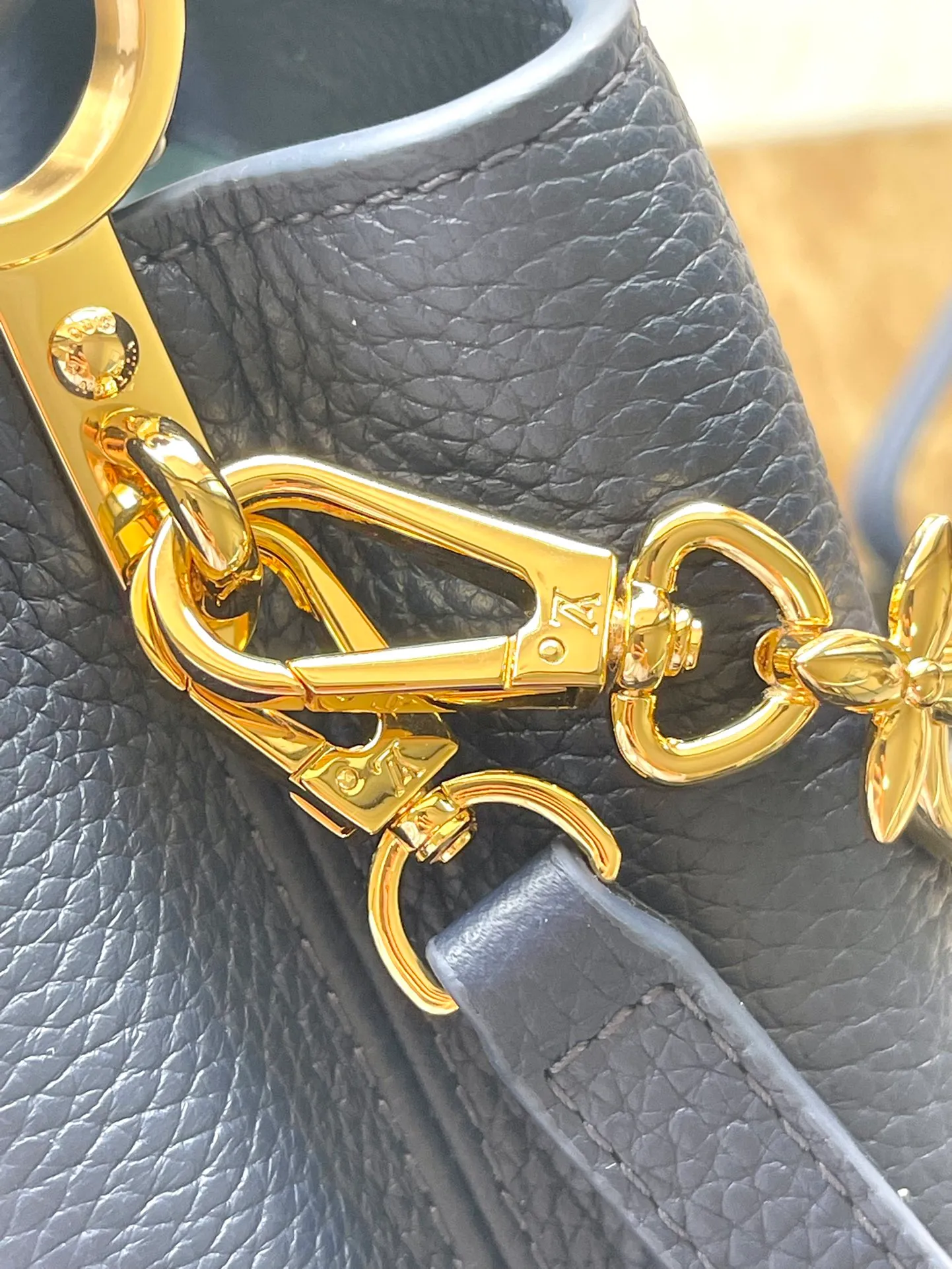 💰2200 (Special grade original leather) M23199 Blue mini This elegant Capucines mini handbag combination is matched with a variety of materials and textures, made of aurilon leather, and equipped with a beautiful new version of Blossom Chain. Metal links and elegant soft cow leather are woven into a delicate chain, inlaid with Swiss enamel and veneer Monogram flowers. The colorful enamel brand logo highlights the texture of jewelry and makes the handbag even more beautiful. Dimensions: 21 × 14 × 8 cm