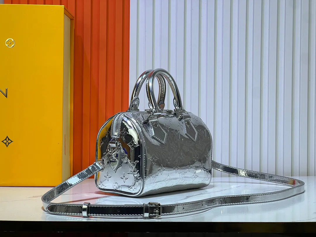 Batch 260💰M11987 M58953 This silver Speedy Bandoulière 20 handbag is from the LV Ski series. It is made of embossed coated canvas decorated with smooth leather trim and bright metal parts, and then uses the new Monogram Miroir effect to declare the retro-futuristic concept. The detachable and adjustable leather shoulder strap allows for a variety of carrying options, and the compact design can accommodate daily needs such as a long wallet. Dimensions: 20.5x13.5x12