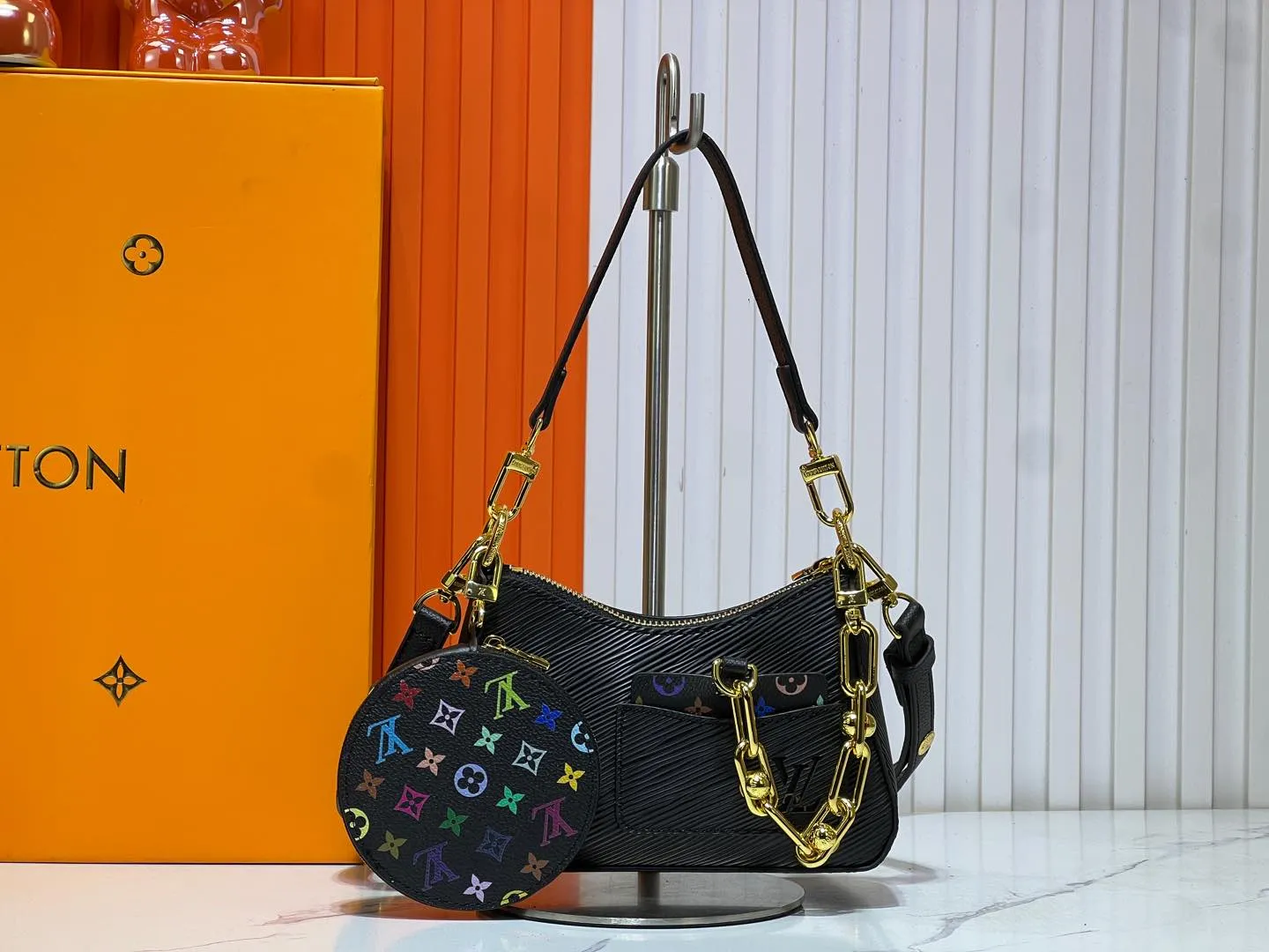 Batch 240💰M13099 This Marellini handbag is made of rich-textured Epi leather to create a delicate structure with ample space to store daily necessities such as smartphones. The round coin purse and mirror are both made of the colorful Monogram canvas from the Louis Vuitton x Takashi Murakami collaboration series, and are fixed to the bag body with a rough metal chain. Size: 19x13.5x6.5cm