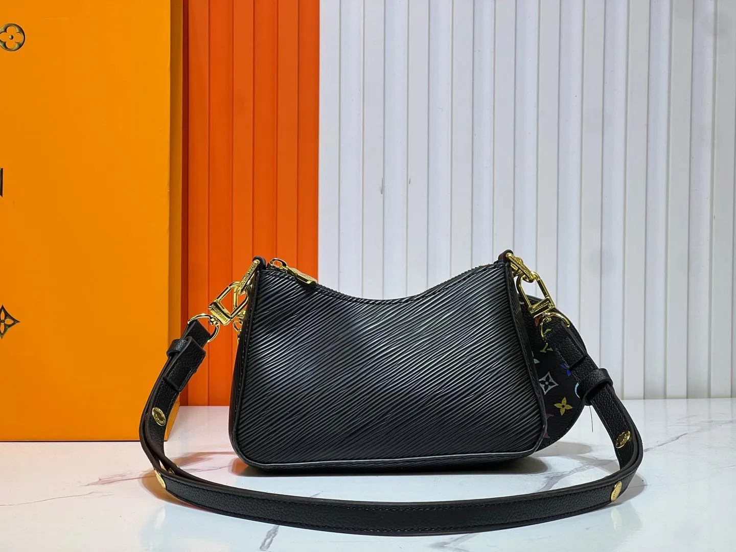 Batch 240💰M13099 This Marellini handbag is made of rich-textured Epi leather to create a delicate structure with ample space to store daily necessities such as smartphones. The round coin purse and mirror are both made of the colorful Monogram canvas from the Louis Vuitton x Takashi Murakami collaboration series, and are fixed to the bag body with a rough metal chain. Size: 19x13.5x6.5cm