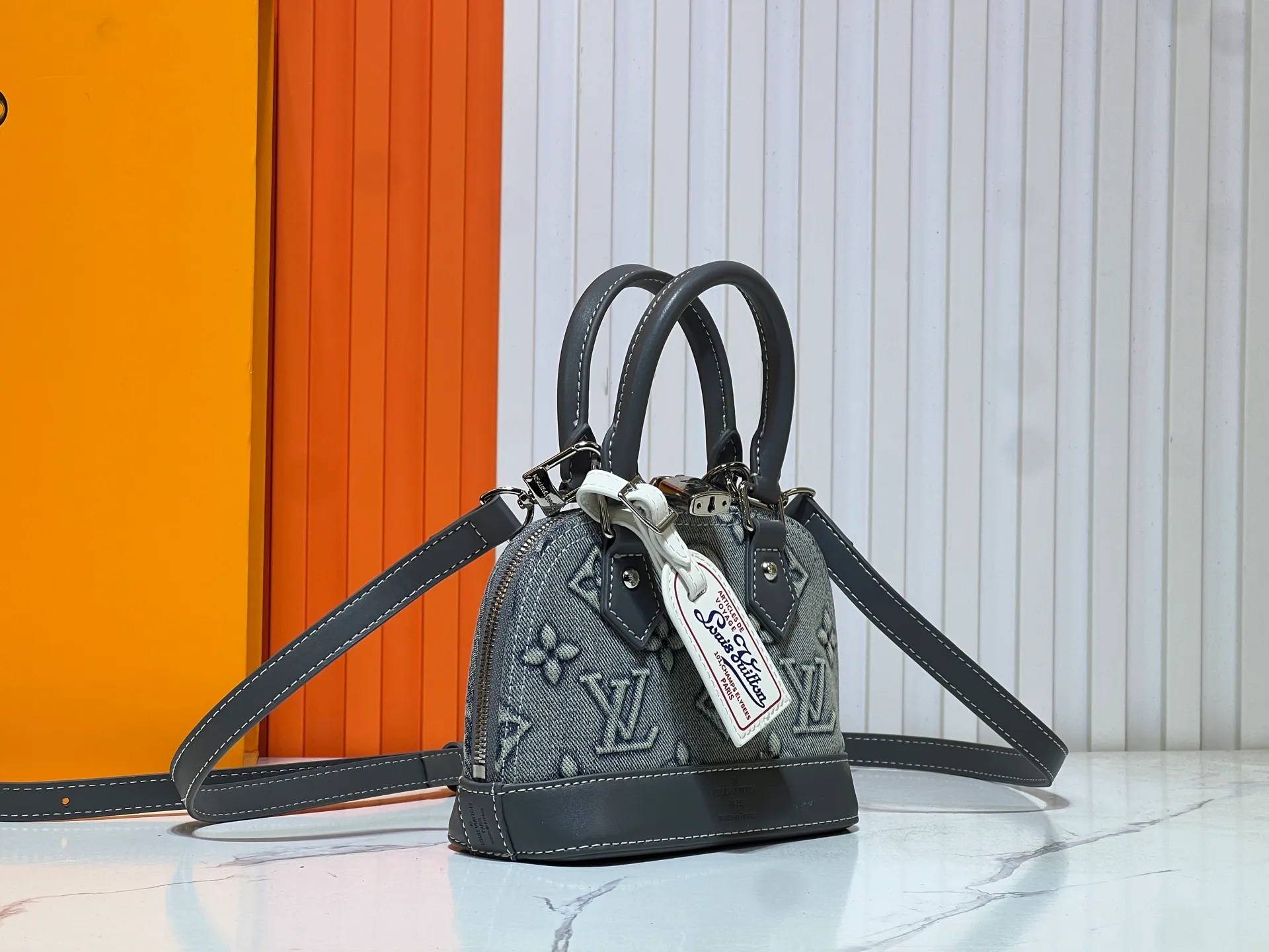 Batch 320💰Upgraded original embossed denim [Alma Nano shell handbag] M82717 mini shell bag series New launch Nano Alma handbag Reproduce the nano Alma of the symbolic Alma bag with a miniature version. Louis Vuitton's signature Monogram canvas material harmonizes with the natural leather upholstery. Expertly crafted items that combine traditional charm with modern functionality. Opening the double zippers reveals an interior design with surprisingly ample storage space. With two leather handles and an adjustable, removable shoulder strap, it can be styled in a variety of ways.  Dimensions: 18 x 12 x 8 cm