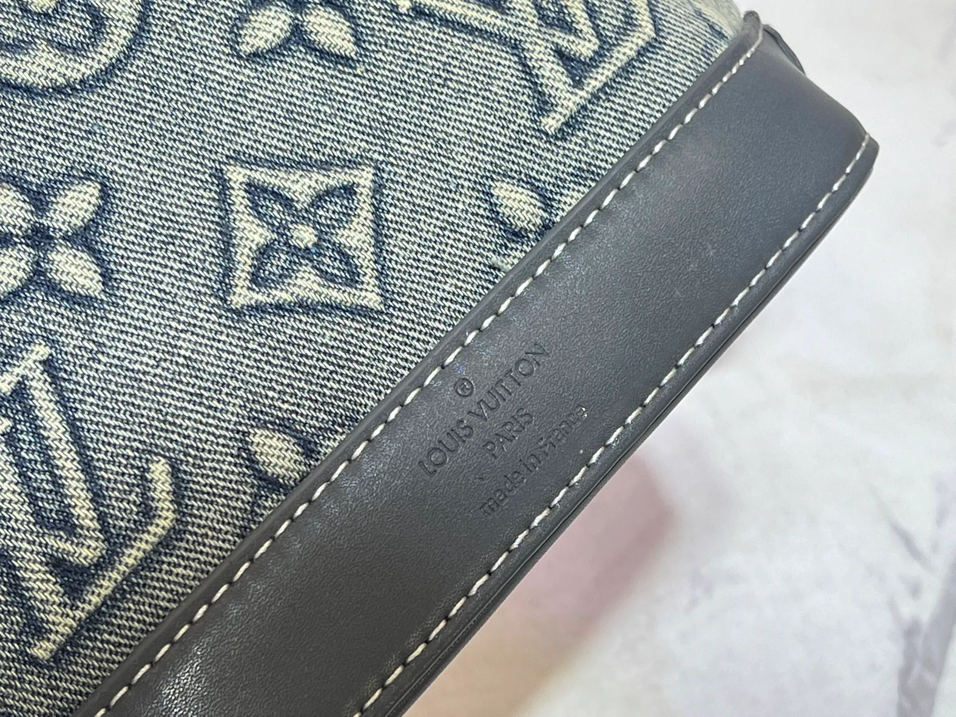 Batch 320💰Upgraded original embossed denim [Alma Nano shell handbag] M82717 mini shell bag series New launch Nano Alma handbag Reproduce the nano Alma of the symbolic Alma bag with a miniature version. Louis Vuitton's signature Monogram canvas material harmonizes with the natural leather upholstery. Expertly crafted items that combine traditional charm with modern functionality. Opening the double zippers reveals an interior design with surprisingly ample storage space. With two leather handles and an adjustable, removable shoulder strap, it can be styled in a variety of ways.  Dimensions: 18 x 12 x 8 cm