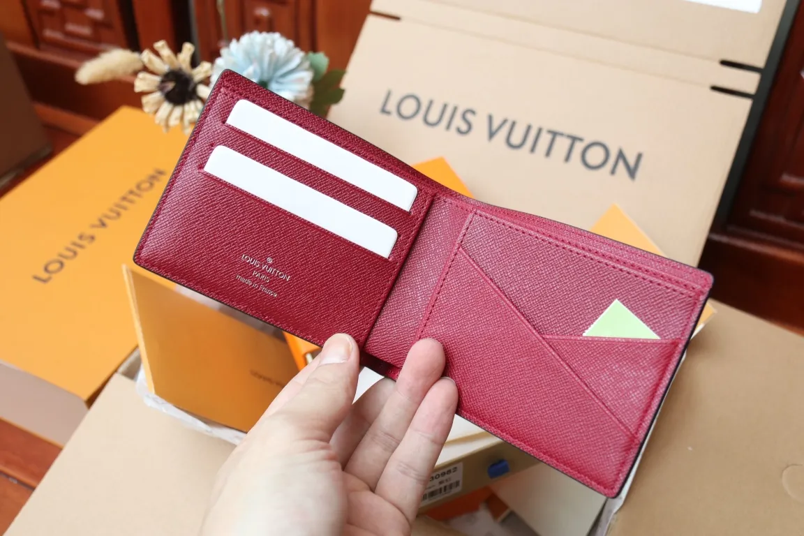 M30982 MULTIPLE WALLET💰280 This Multiple wallet uses traditional inlays, meticulously splicing Taïga leather, and then injects contemporary colors with V-shaped inlays to pay tribute to Louis Vuitton's heritage of craftsmanship. Equipped with card slots and compartments, it is a daily companion for modern people. 11.5 x 9 x 1.5 cm