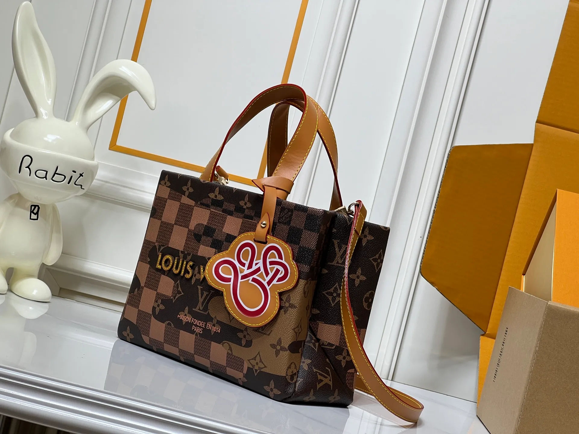 Batch 260💰M13940 Plaid Black and White Khaki Colored Plaid Black Plaid Presbyopia Orange Black Green Pink PHARREL and NIGO collection’s joint series Top original order This Shopper medium handbag draws inspiration from Louis Vuitton shopping bags, with the words Louis Vuitton and Maison Fondée En 1854 written on soft cow leather, with top handles and detachable shoulder straps. 25x19x11 • Cow leather • Cow leather trim • Textile lining • Metal hardware • Musketon closure • Main compartment • Zip pocket • Double patch pockets • Handles: Double handle