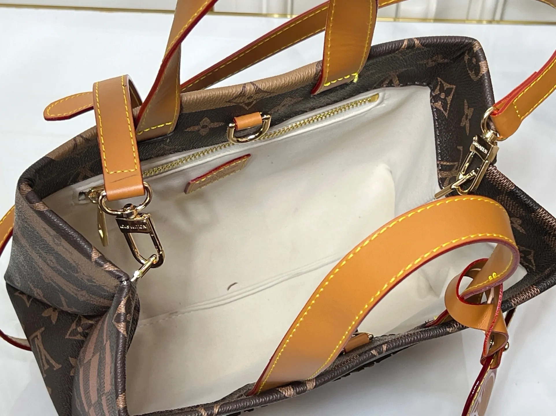 Batch 260💰M13940 Plaid Black and White Khaki Colored Plaid Black Plaid Presbyopia Orange Black Green Pink PHARREL and NIGO collection’s joint series Top original order This Shopper medium handbag draws inspiration from Louis Vuitton shopping bags, with the words Louis Vuitton and Maison Fondée En 1854 written on soft cow leather, with top handles and detachable shoulder straps. 25x19x11 • Cow leather • Cow leather trim • Textile lining • Metal hardware • Musketon closure • Main compartment • Zip pocket • Double patch pockets • Handles: Double handle